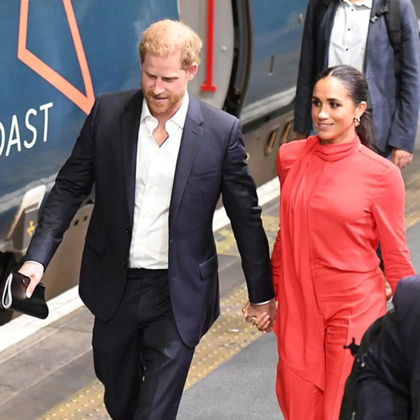 Princ Harry s manželkou Meghan strávili deň v Manchestri.
