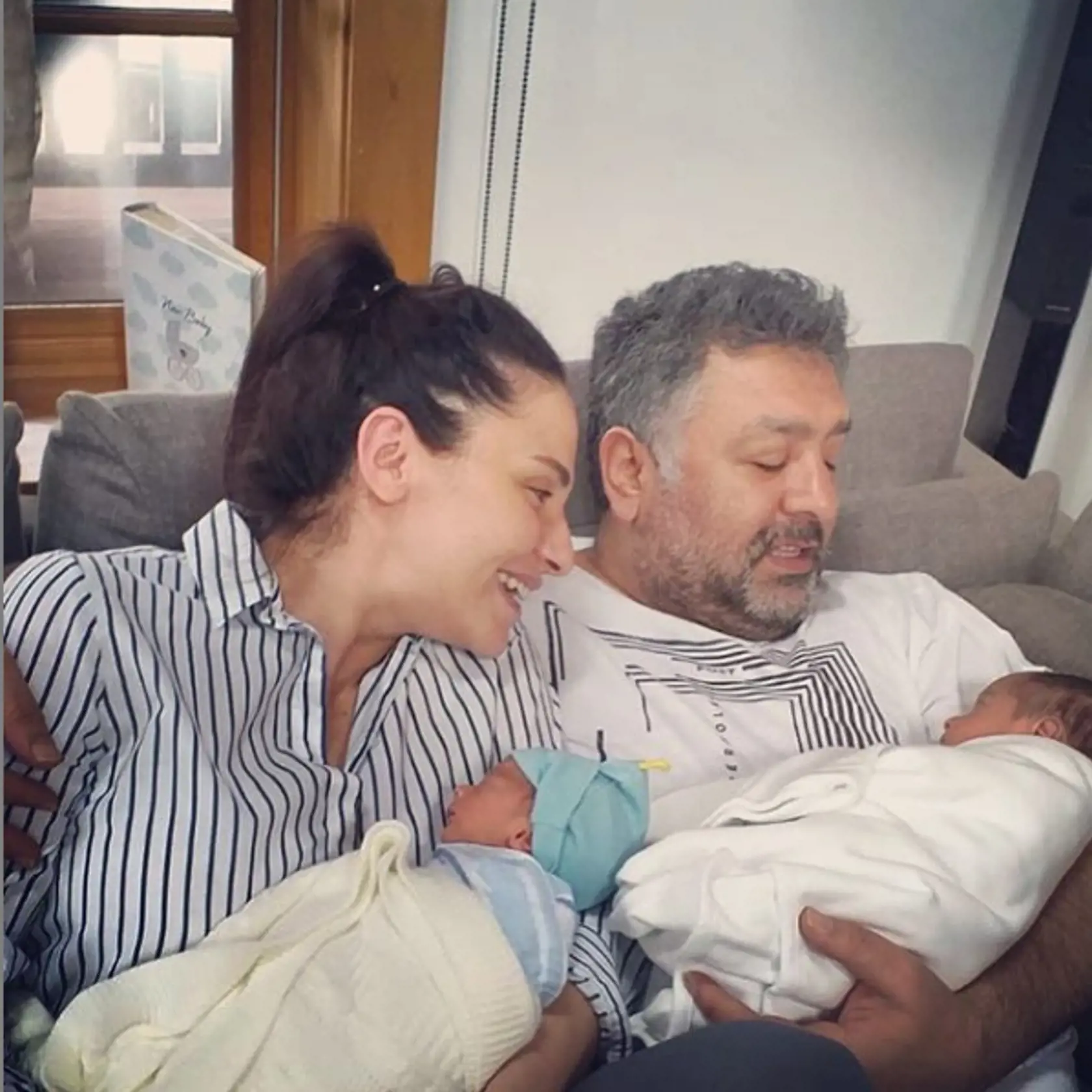 Obaja rodičia si konečne môžu svoje dvojičky užívať doma.