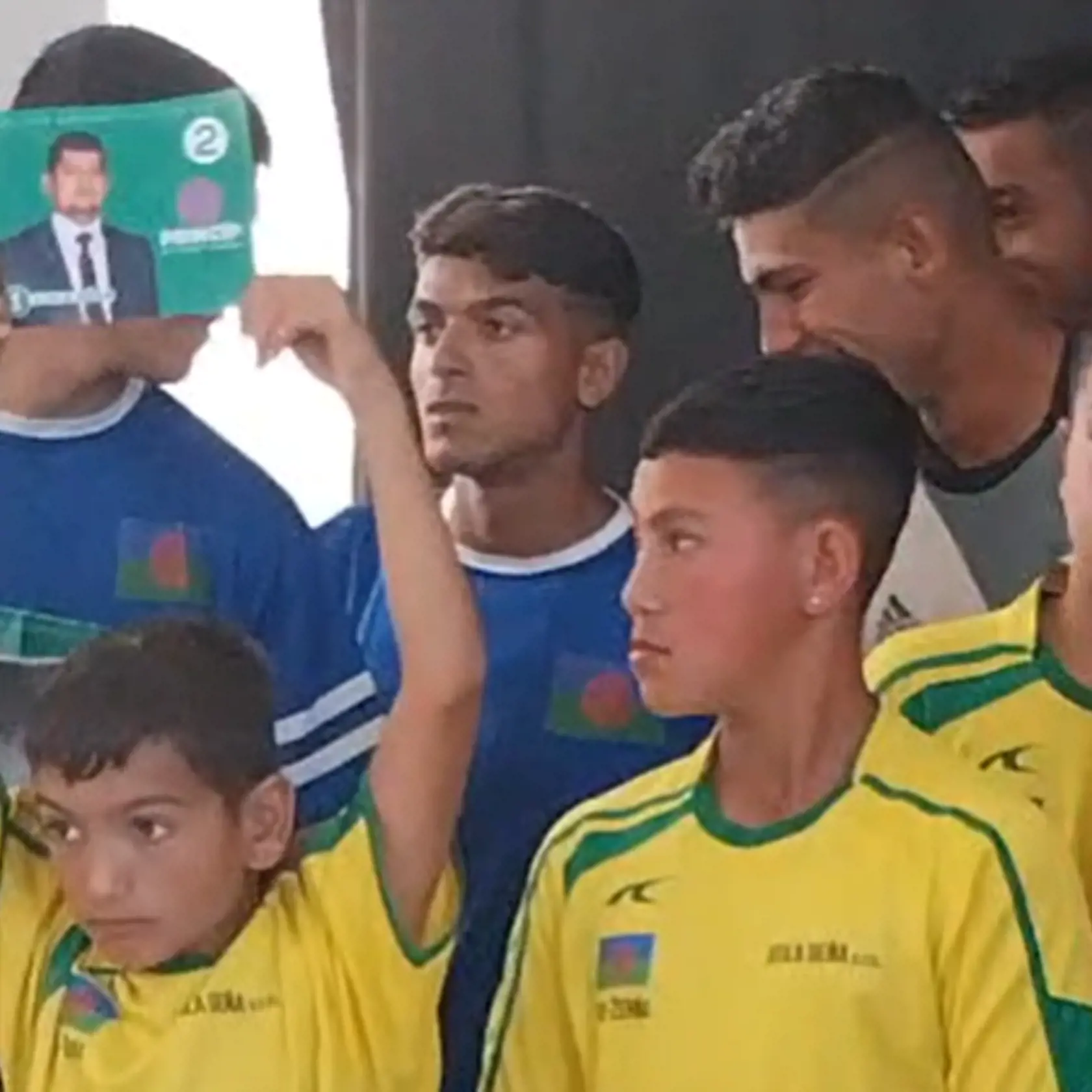 So starostom sa prišli rozlúčiť aj malí futbalisti. Tí si priniesli aj jeho podobizeň.