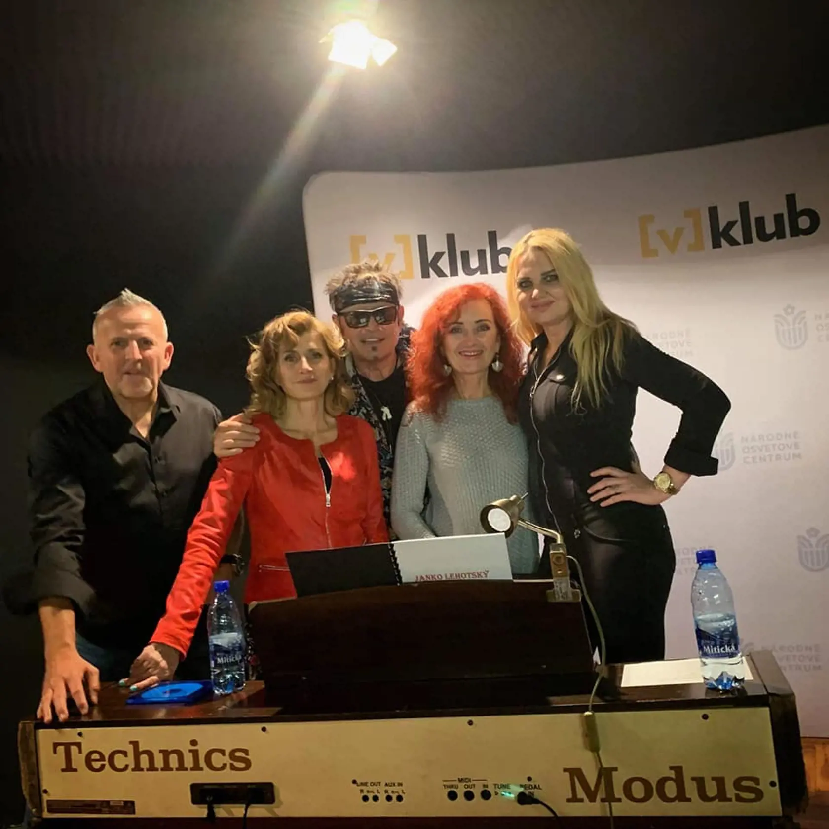 Ivona Novotná Procházková (druhá zľava) s Jožkom Paulínim na spoločnej foto z roku 2019. Zaspievali si spolu niekoľko hitov, medzi naj patrí určite skladba Keď sa raz oči dohodnú...