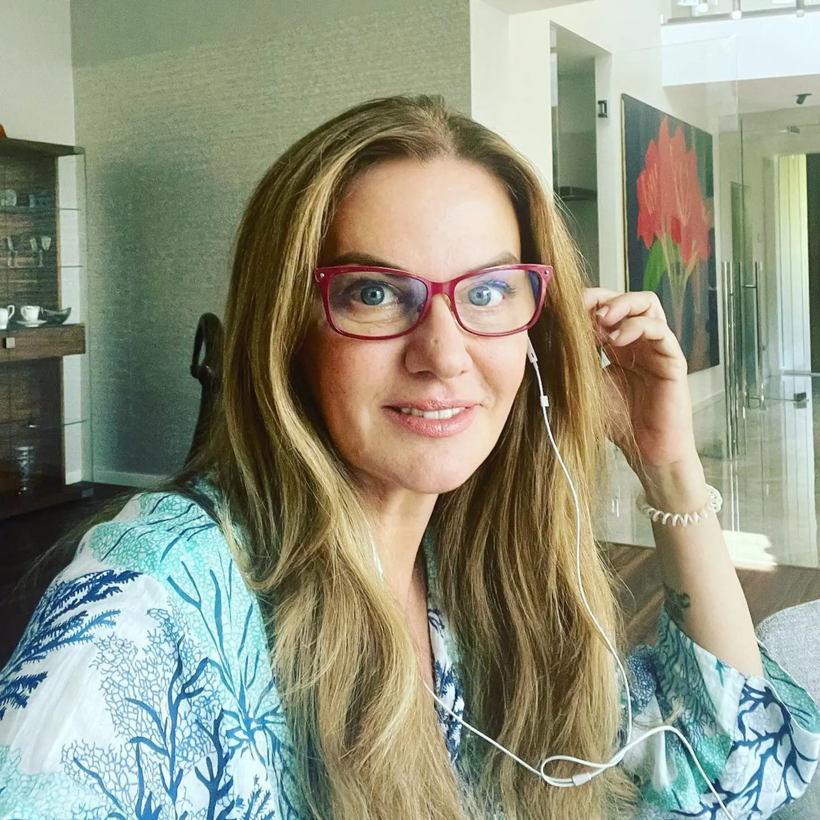 Europoslankyňa Monika Beňová býva s partnerom a dcérou v dome vo Vrakuni. Na chodbe má obraz s červenými kvetmi slovenského postmodernistického umelca Laca Terena.