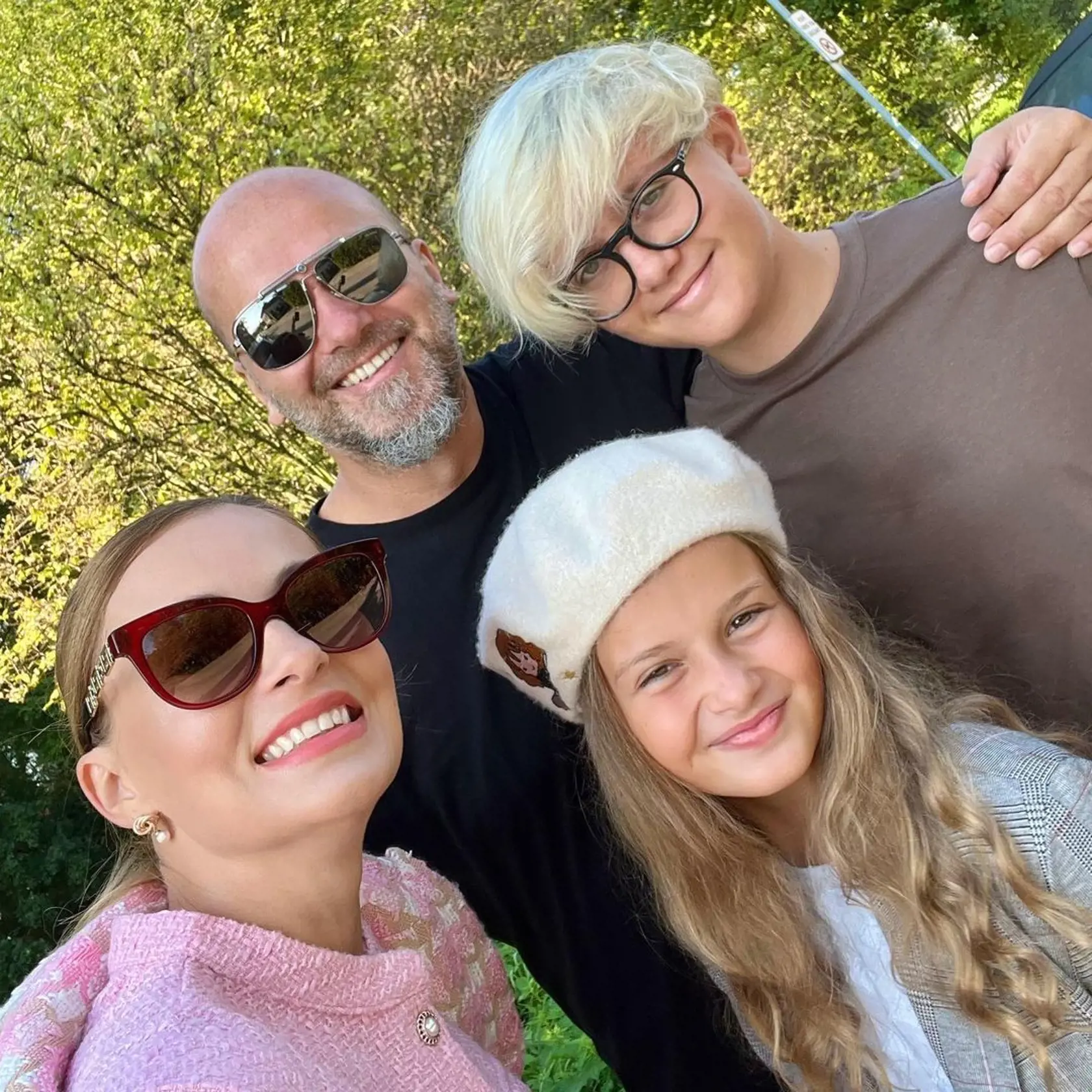 Mária a Maroš sa na začiatku školského roka takto odfotili so svojimi školopovinnými potomkami Hugom a Zoe.