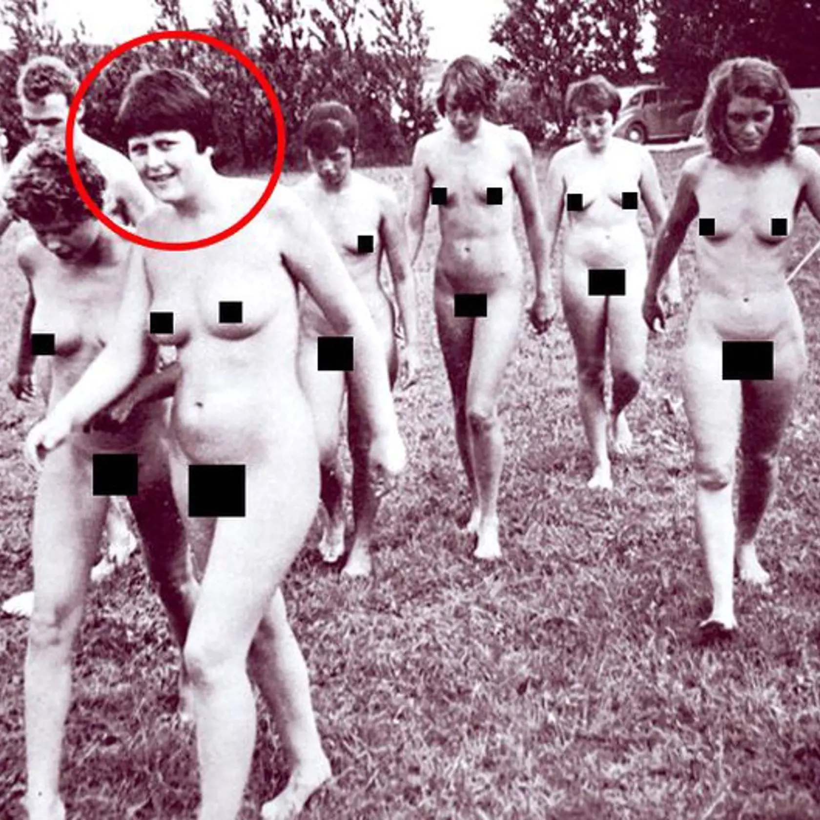 Na nudistických fotografiách je údajne nemecká kancelárka Angela Merkelová.