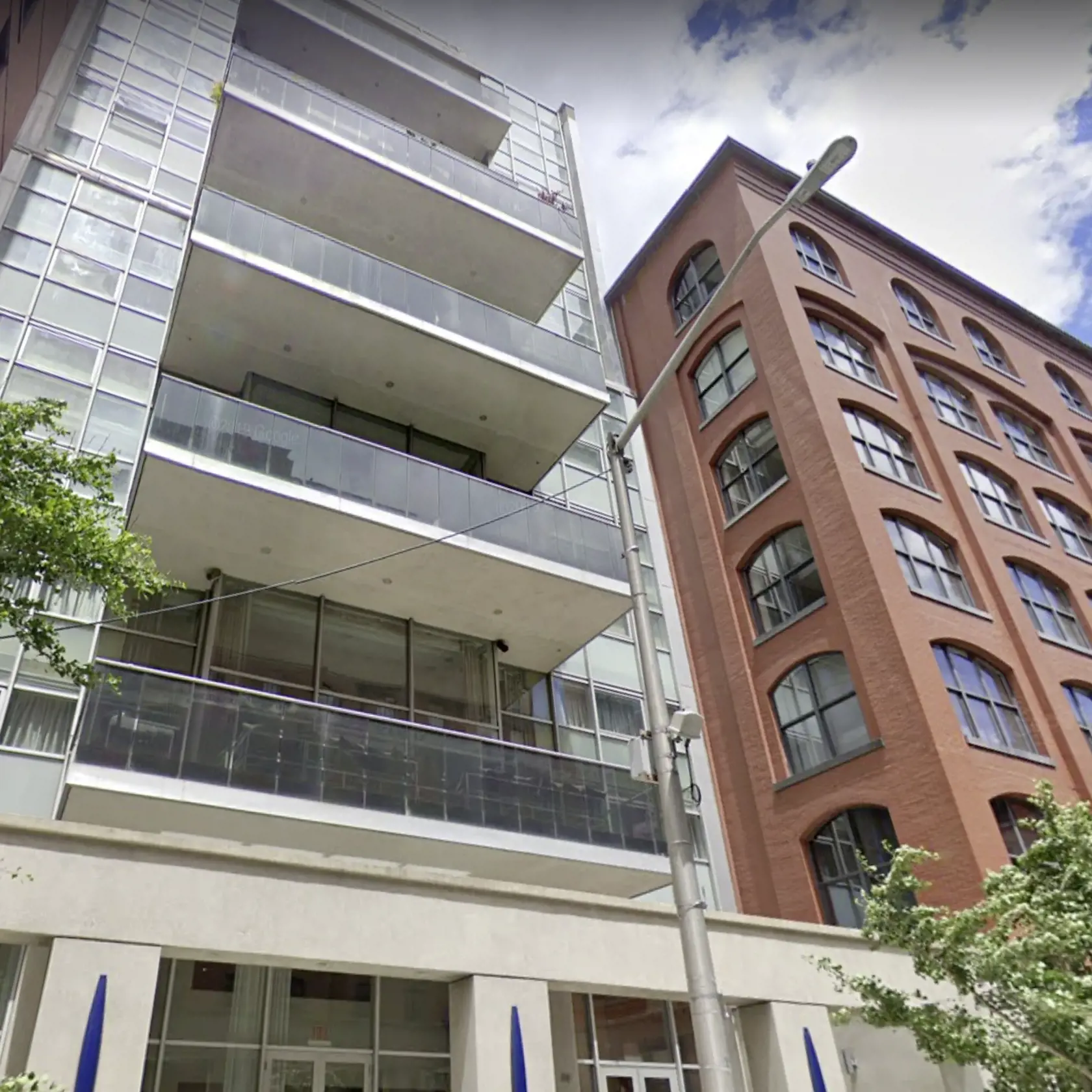 Gáboríkovci majú aj nehnuteľnosť v New Yorku, ktorá je prešpikovaná bytmi svetových prominentov. Bývalý hokejista kúpil v tomto meste penthouse za 4,2 milióna dolárov vo štvrti Tribeca, teda priamo v centre mesta na Manhattane, kde vlastnia nehnuteľnosti viaceré slávne mená zo sveta šoubiznisu.