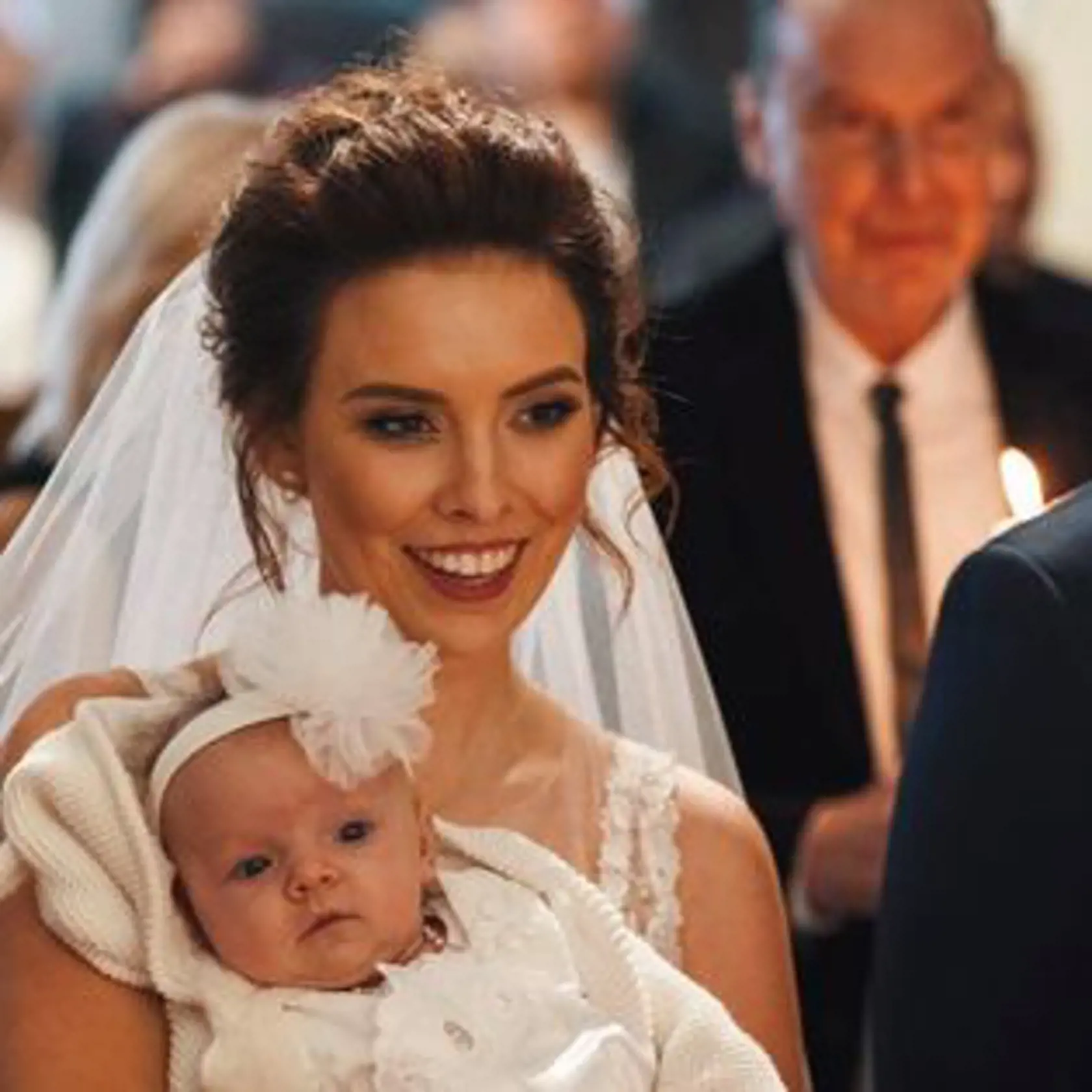 Vpredu Barbara Kindlová s Adelinkou a vzadu krstní rodičia Hanka so Štefanom. Speváčka v tom čase len tak žiarila šťastím.