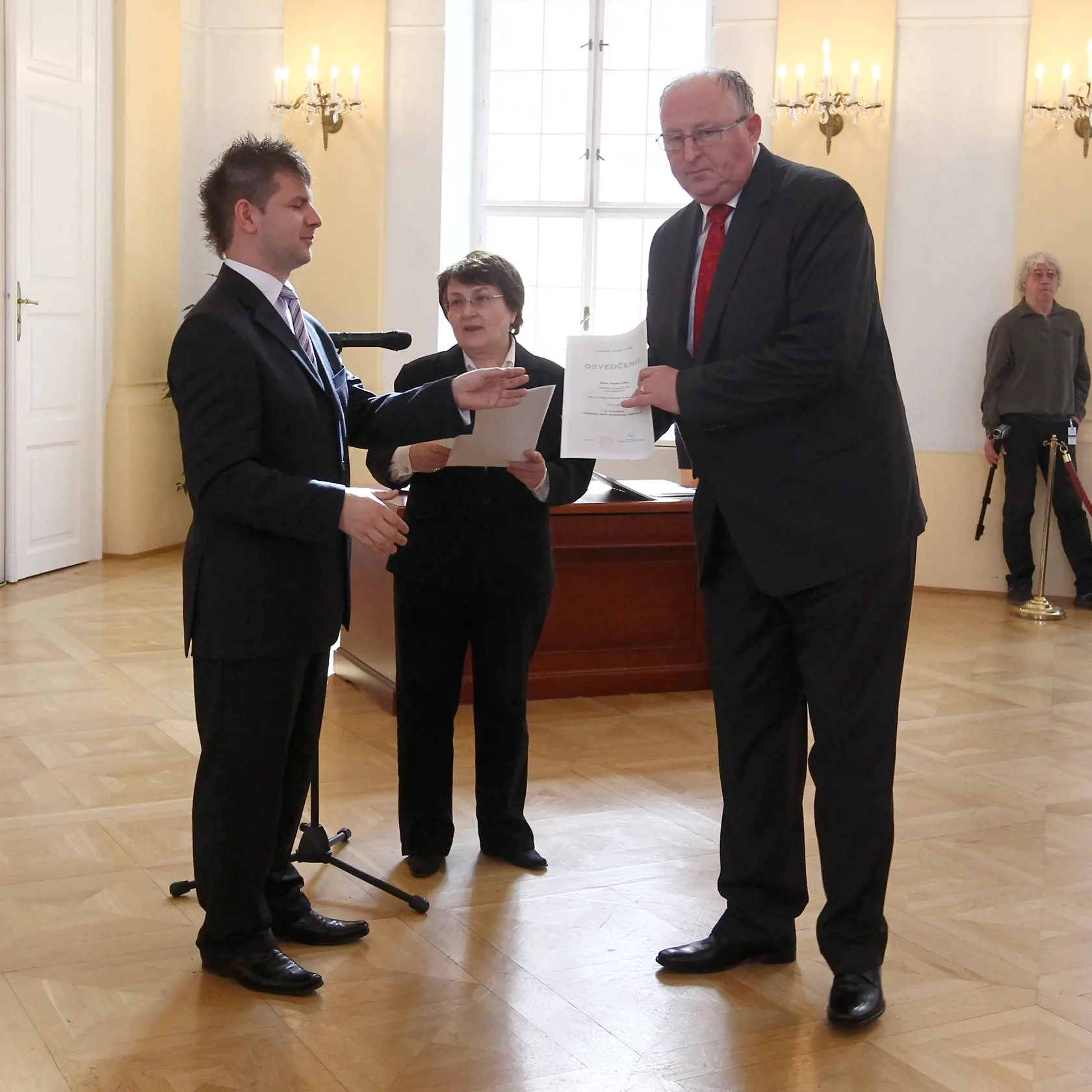 Slavnostne odovzdavanie osvedceni buducim poslancom slovenskeho parlamentu v priestoroch historickej budovy Narodnej Rady SR.