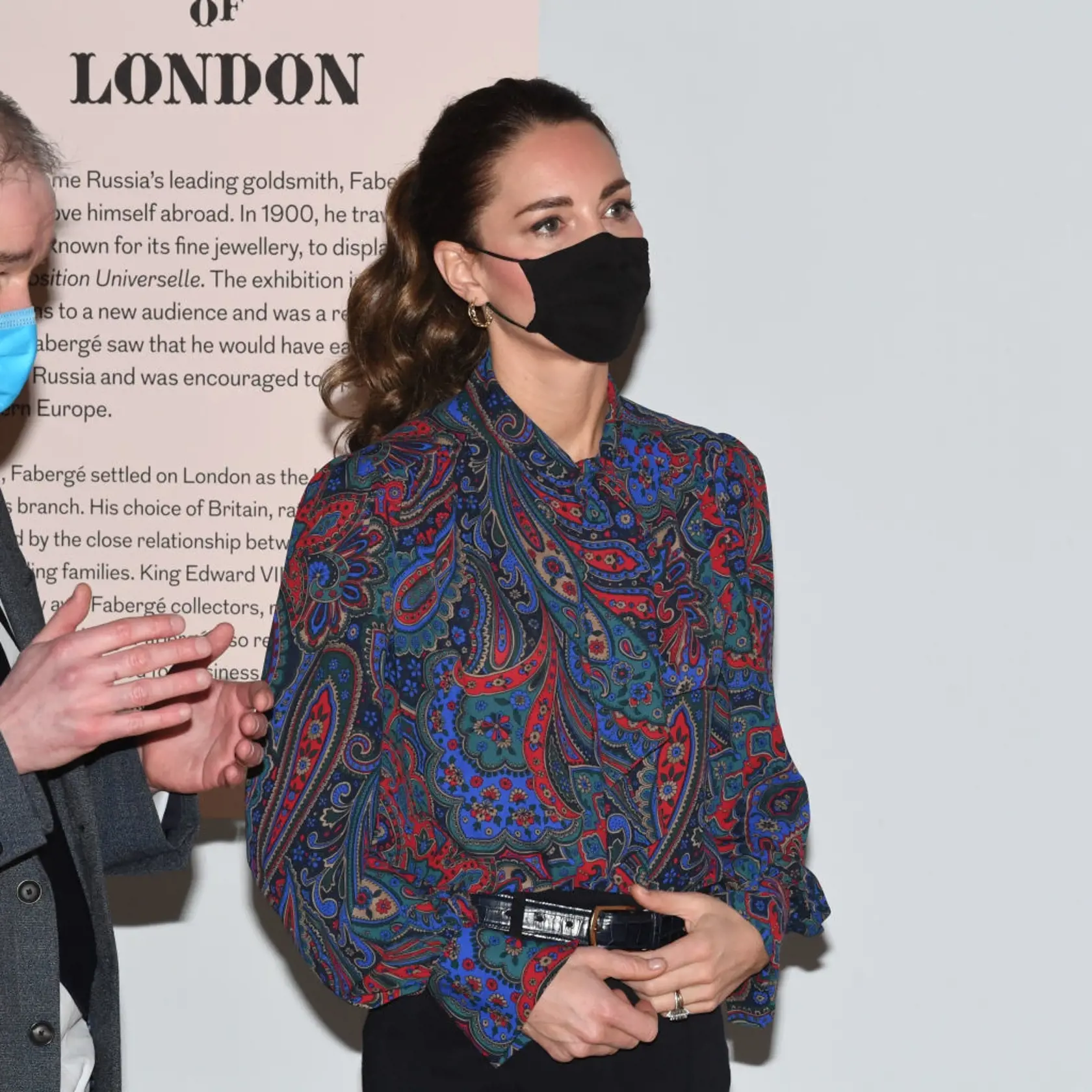 Vojvodkyňa Kate zavítala do londýnskeho múzea na výstavu s názvom Fabergé. Elegantné šaty tentoraz vymenila za outfit, v ktorom vyzerala, ako by sa vrátila v čase.