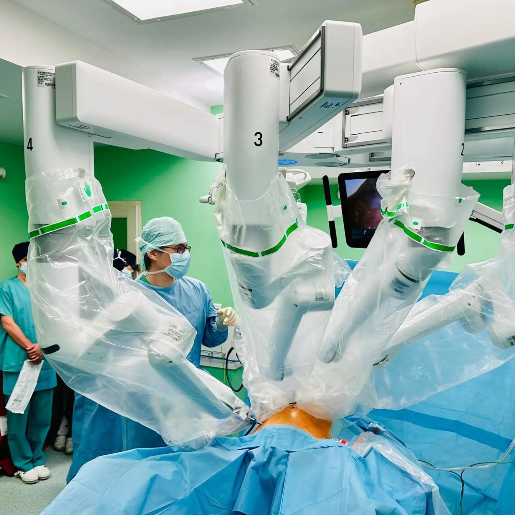 Centrum robotickej chirurgie v Banskej Bystrici vzniklo v roku 2011 a postupne rozšírilo svoje pôsobenie z urológie na brušnú chirurgiu, gynekológiu a neskôr aj chirurgiu hlavy a krku. Počet výkonov v roku 2018 dosiahol hranicu kapacity jedného prístroja, čo viedlo k nákupu dvoch ďalších systémov da Vinci X v roku 2020.
