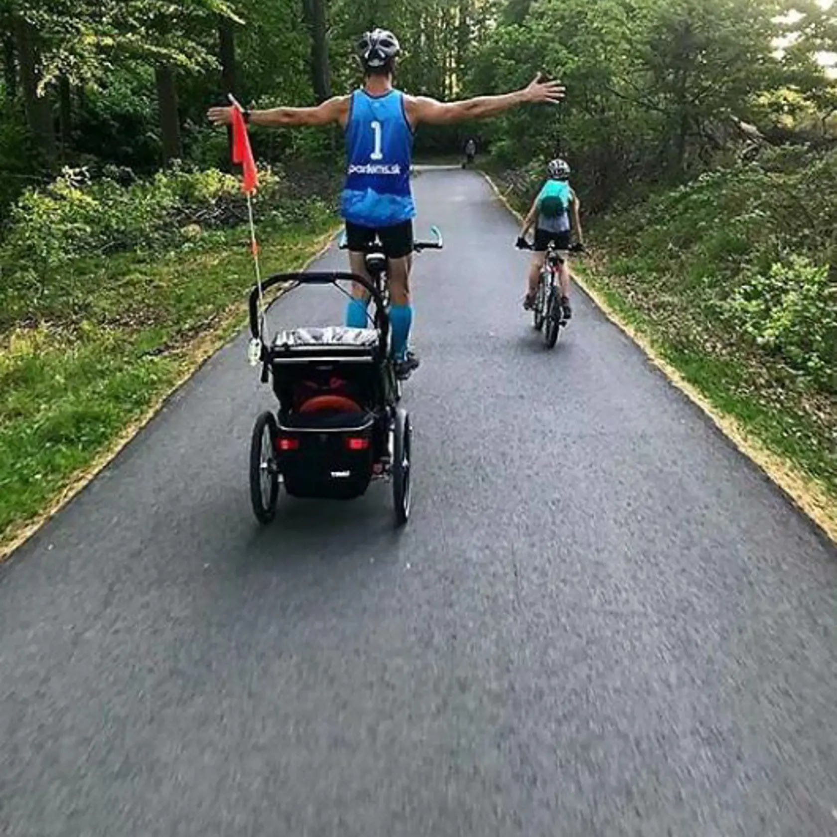 Emku mal Martin Šmahel v cyklokočíku za bicyklom.