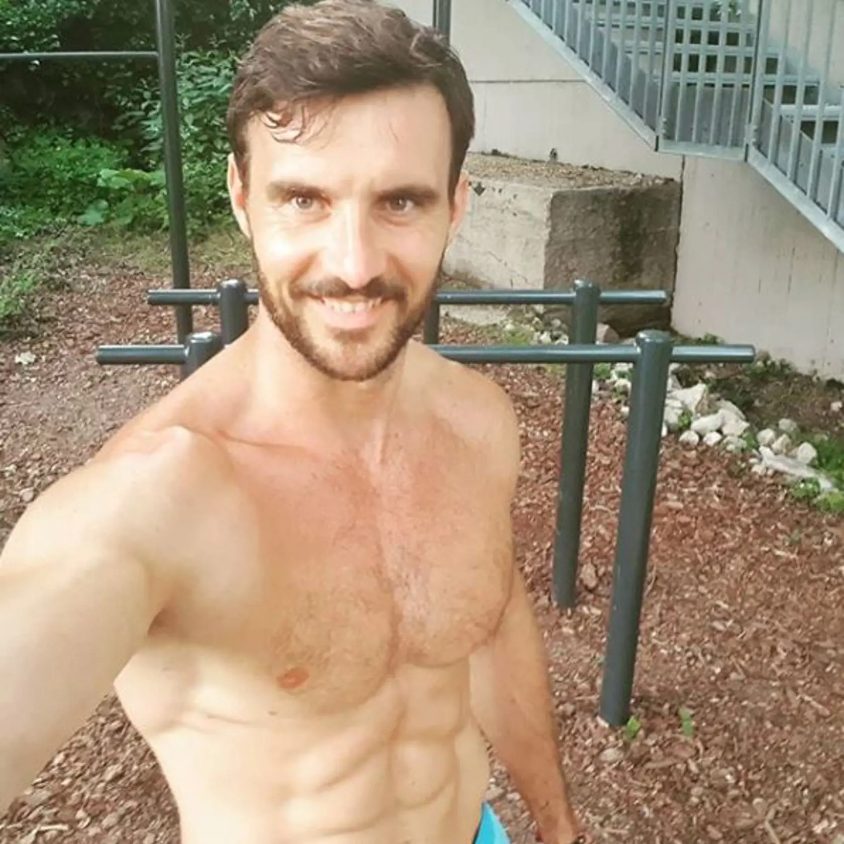 Fitnes tréner žiari šťastím. Dnes v noci mu jeho partnerka porodila dcérku.