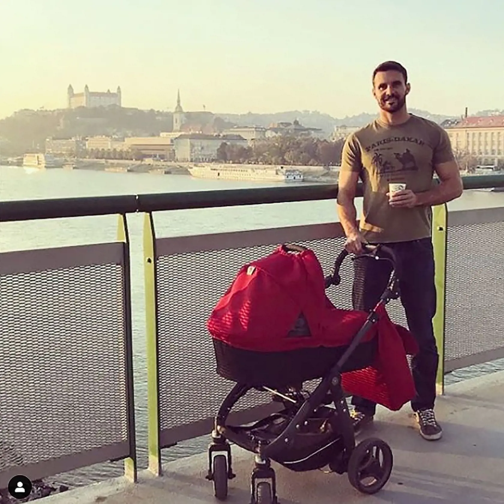 Október 2019: Martin na prechádzke s malou Emkou na jeseň minulého roku.