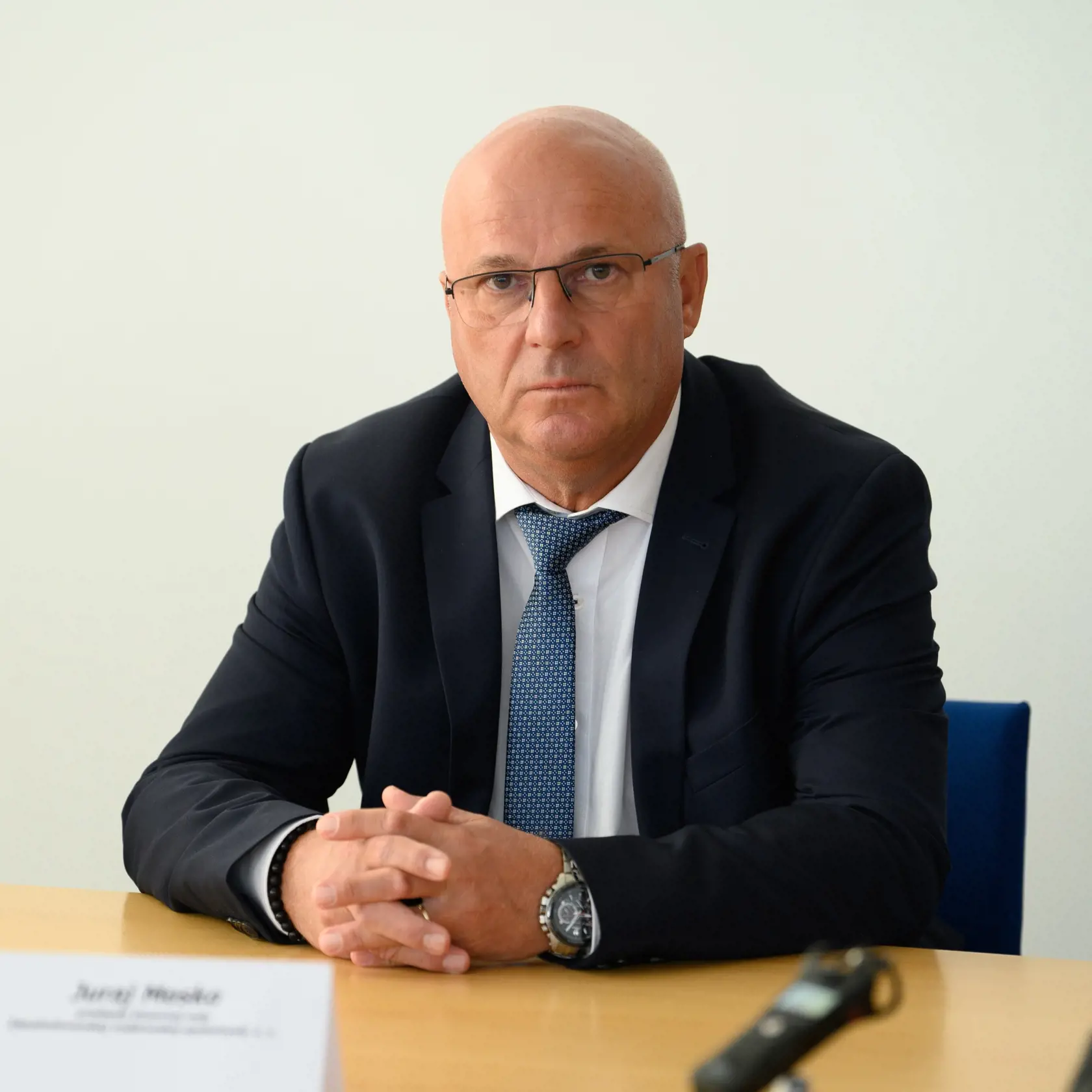Štát musí čo najskôr zastropovať ceny energií, aj keby mal pri tom využiť neštandardné postupy. Po stretnutí s predstaviteľmi Západoslovenskej vodárenskej spoločnosti (ZVS) v Nitre to vo štvrtok povedal predseda Národnej rady (NR) SR Boris Kollár (Sme rodina). Na snímke predseda dozornej rady ZVS a.s. Juraj Mesko počas tlačovej konferencie po rokovaní predsedu NRSR Borisa Kollára s vedením spoločnosti Západoslovenská vodárenská spoločnosť, a. s. Nitra 22. septembra 2022 v Nitre. FOTO TASR - Henr
