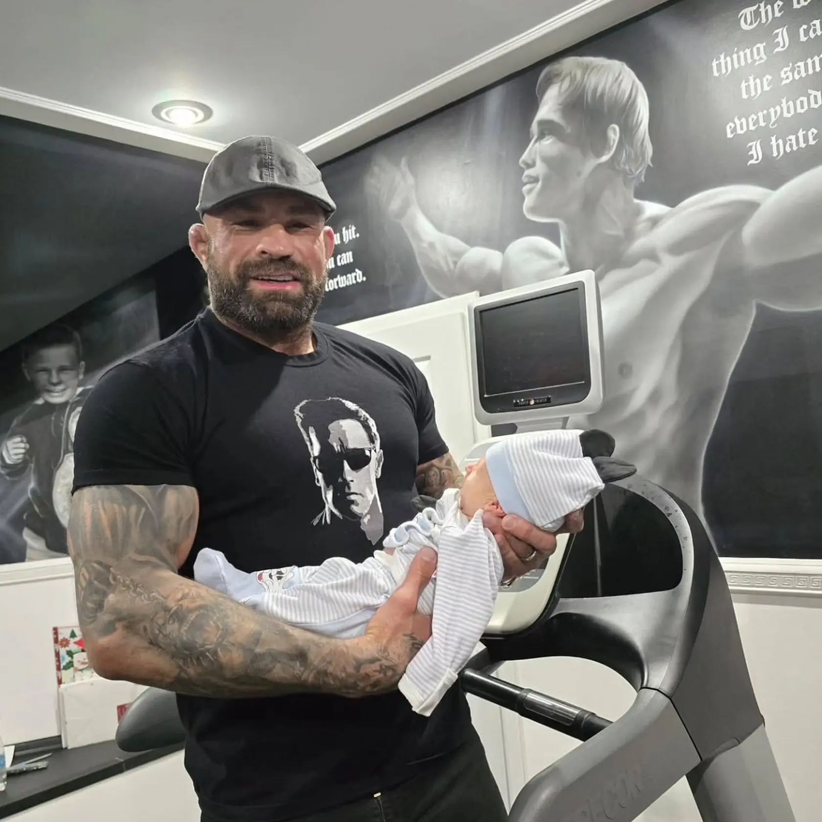 Karlos Vémola pomenoval syna Arnieho podľa legendárneho Arnolda Schwarzeneggera, ktorého má vyobrazeného aj na stene svojej telocvične v dome.