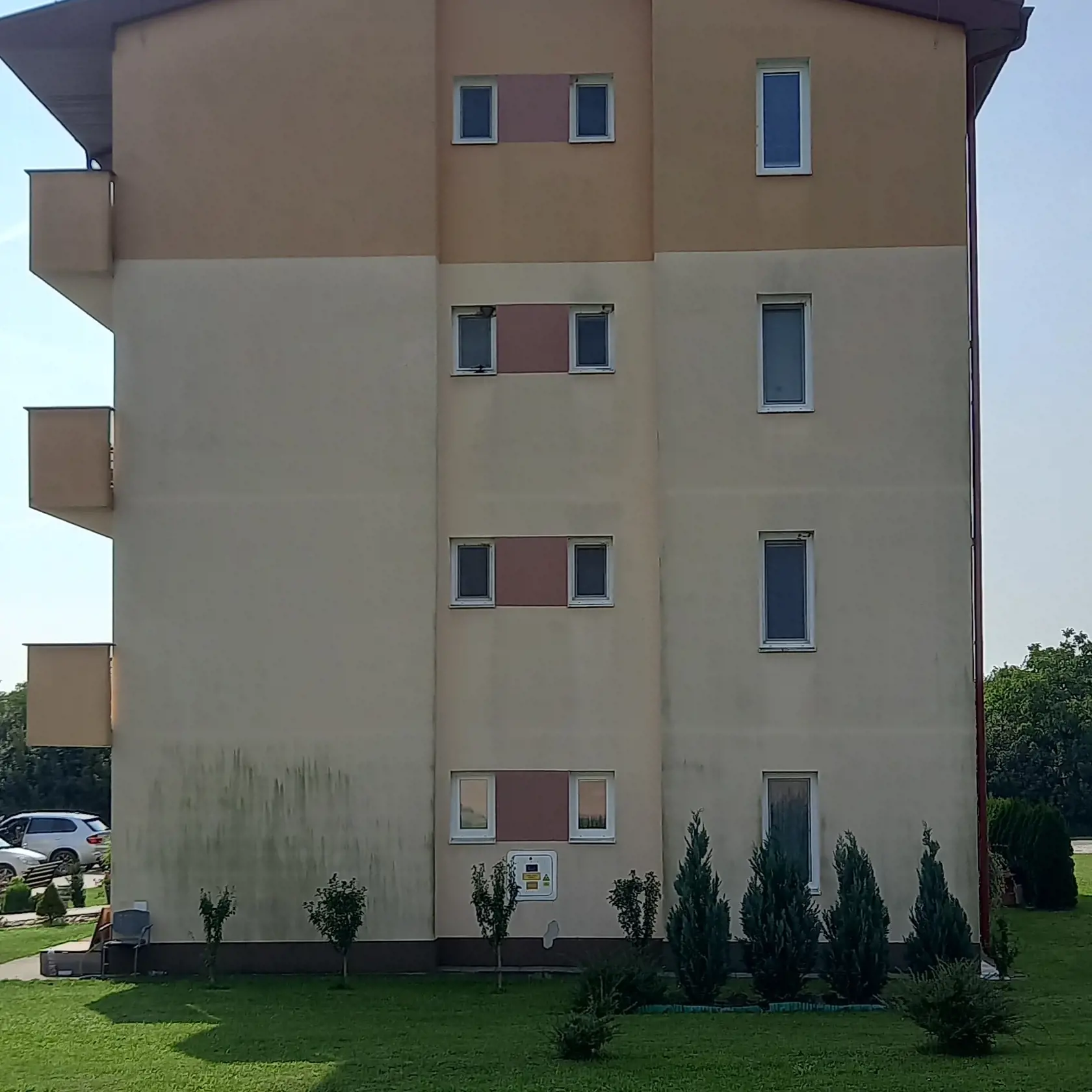 Strela zasiahla okno kuchyne, ide o tretie okno zdola, vpravo