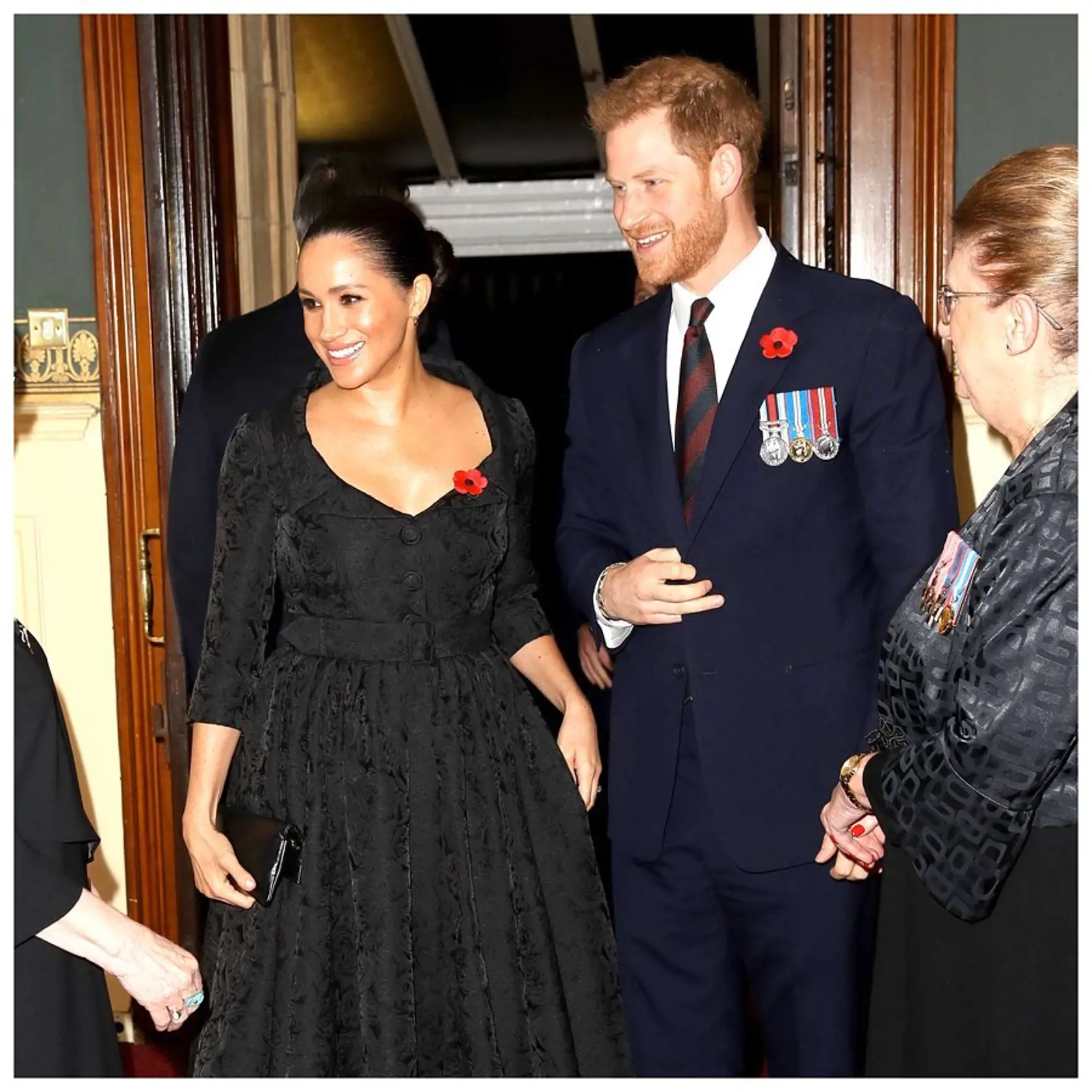 Daily Mail informoval, že Meghan Markle mala na páse svojich šiat niečo veľmi divného tvaru. Vraj to vyzeralo ako mikrofón. Meghan má v pláne dokument s Netflixom, preto sa ľudia búria, či náhodou nechcela nahrať niečo pikantné zo súkromia, čo by mohla v jej novom filme využiť…