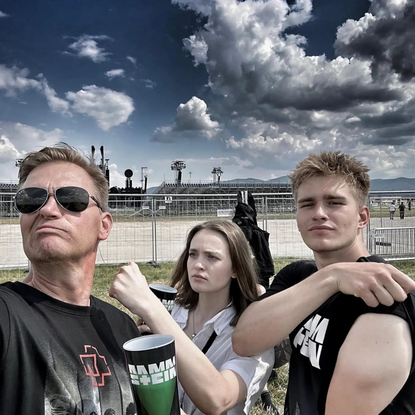 Martin Nikodým s deťmi na mieste činu - na koncerte kapely Rammstein.
