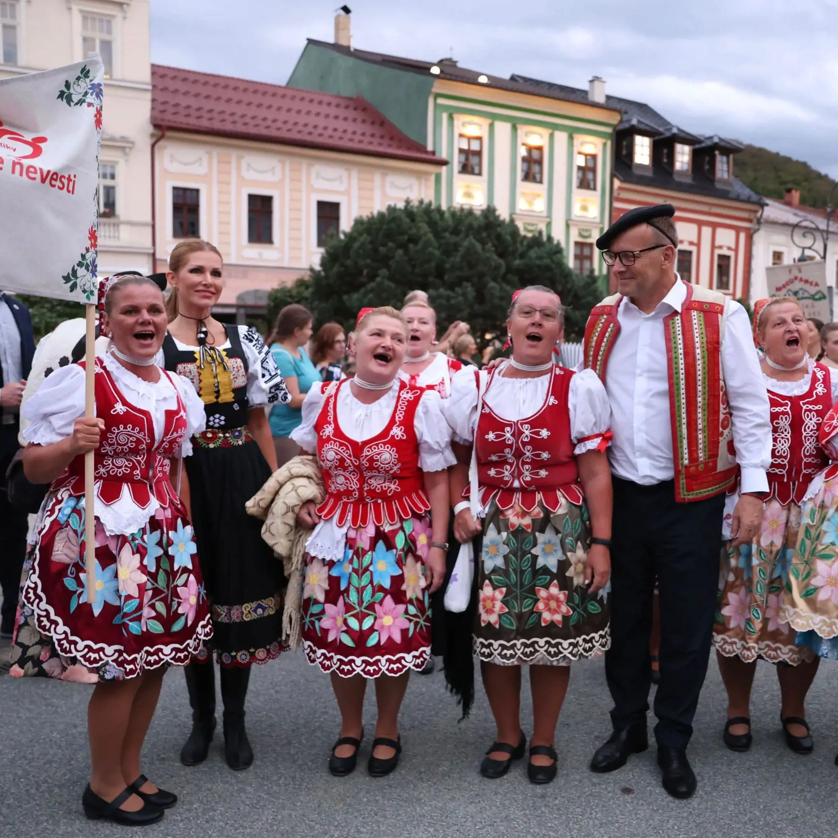Predseda hnutia Sme rodina Boris Kollár a poslankyňa Petra Krištúfková na 5. ročníku Slovenského dňa kroja.