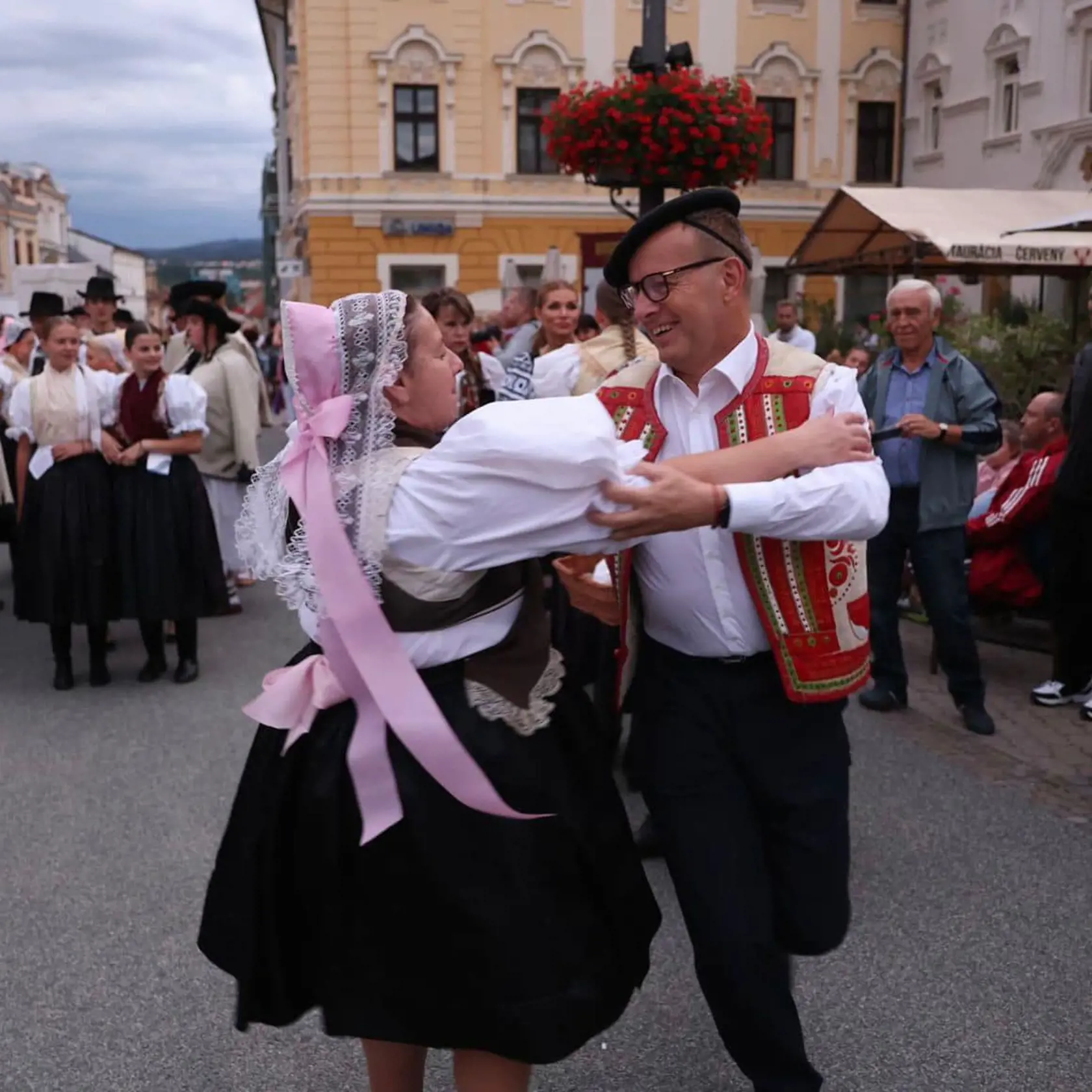 Šéf parlamentu Boris Kollár ukázal počas Slovenského dňa kroja svoje tanečné umenie.