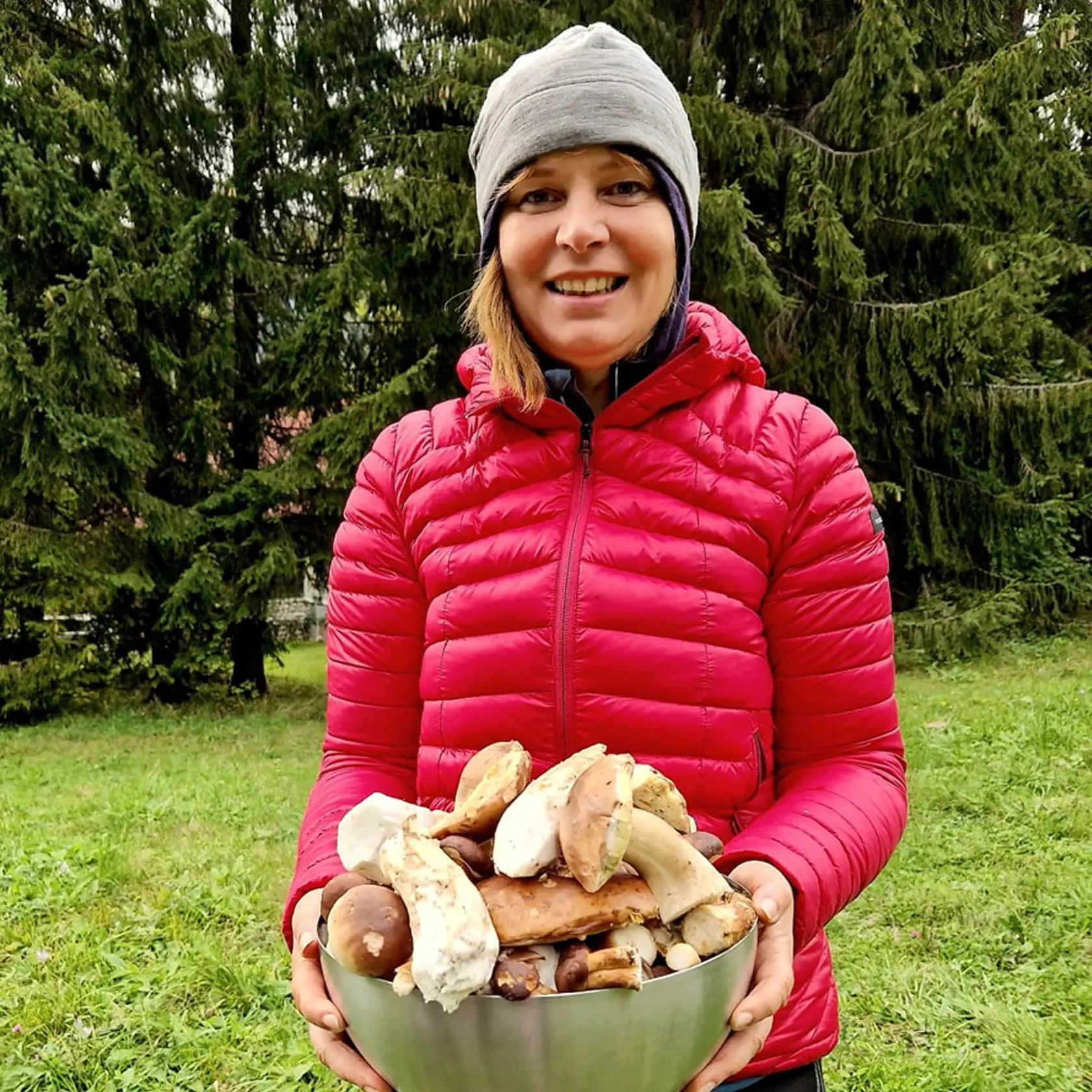 "Kto skoro vstáva, dobrú úrodu máva 😉. Tak teraz fakt rastú, my hubári máme raj. Krásnu sobotu prajem všetkým, nielen hubárom🍄," napísala ministerka investícií, regionálneho rozvoja a informatizácie Veronika Remišová.
