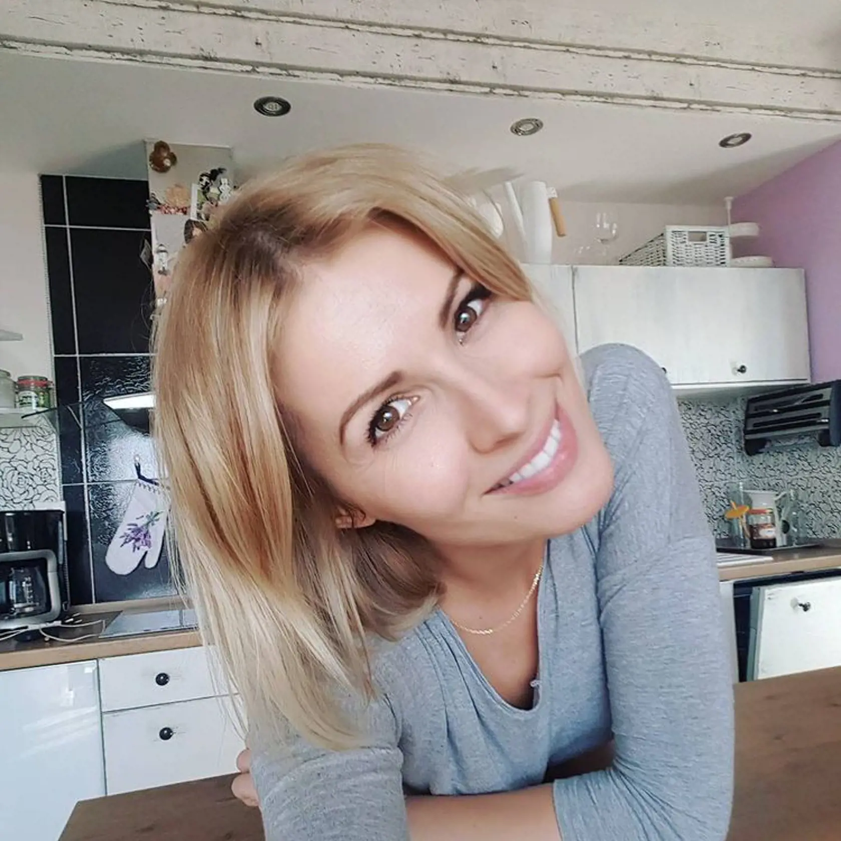 Kuchyňa bola pôvodne čierna, toto je jen novšia verzia. Mirka si prerábala kuchyňu sama...