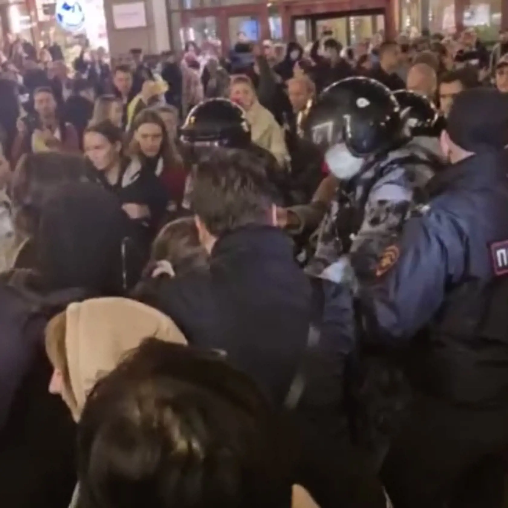 Rusi protestujú proti mobilizácii: Polícia zatkla stovky ľudí!