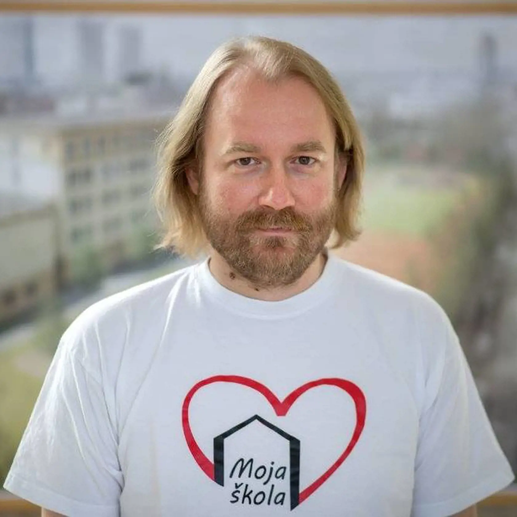 Vladimír Crmoman je prezident Slovenskej komory učiteľov. Podľa jeho názoru je dobrovoľná výučba počas letných mesiacov dobrý nápad, nie však celoplošne.