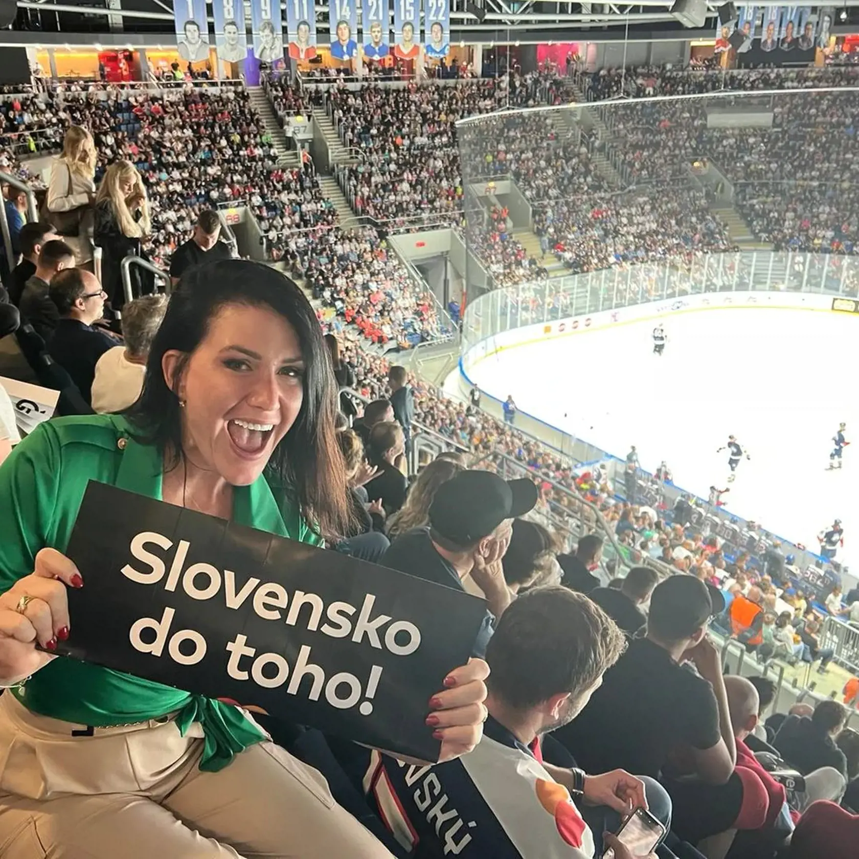 Poslankyňa za stranu SaS Jana Bittó Cigániková sa prišla na hokej odreagovať v čase vládnej krízy.