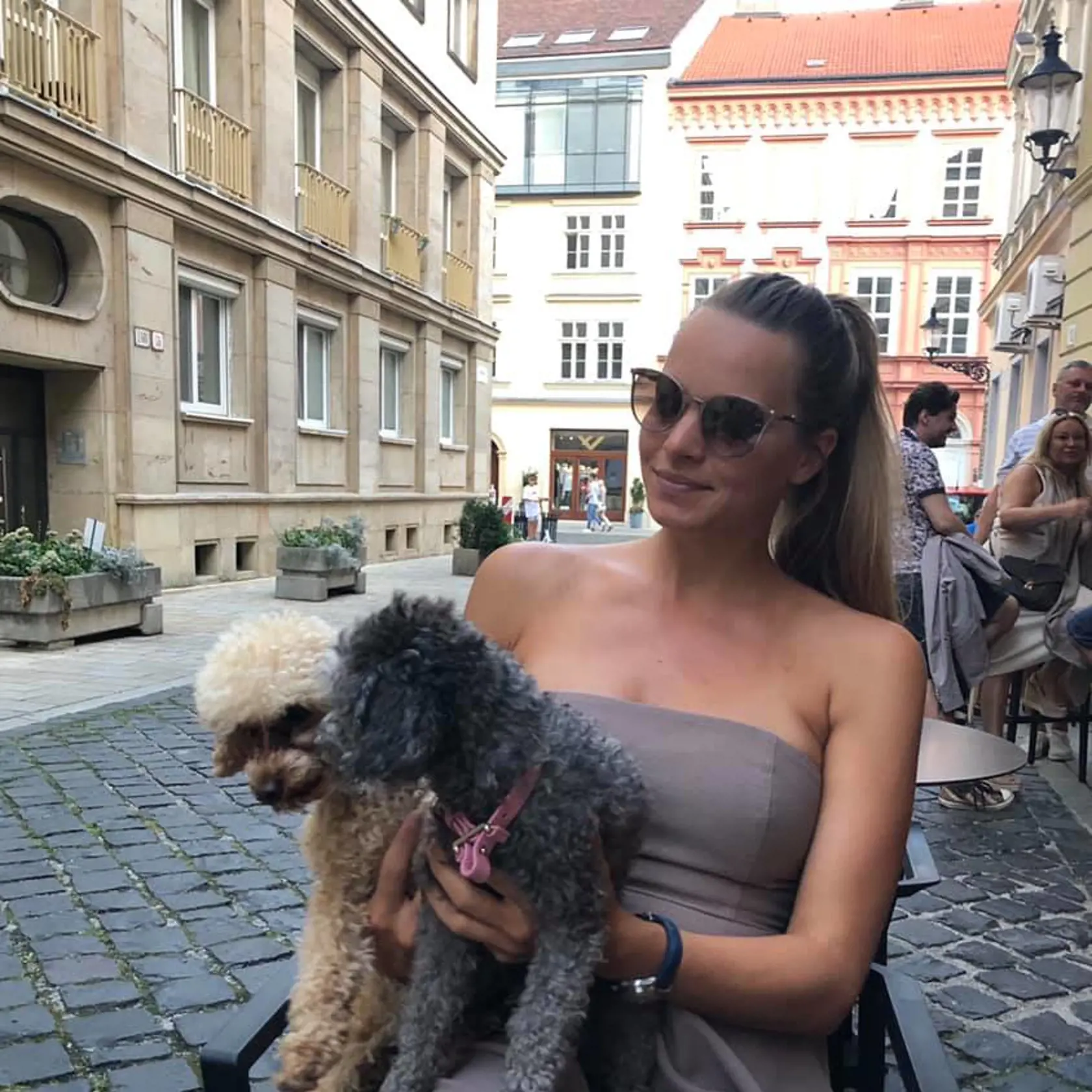 Romana Tabák býva s dvomi malými pudlíkmi. 
