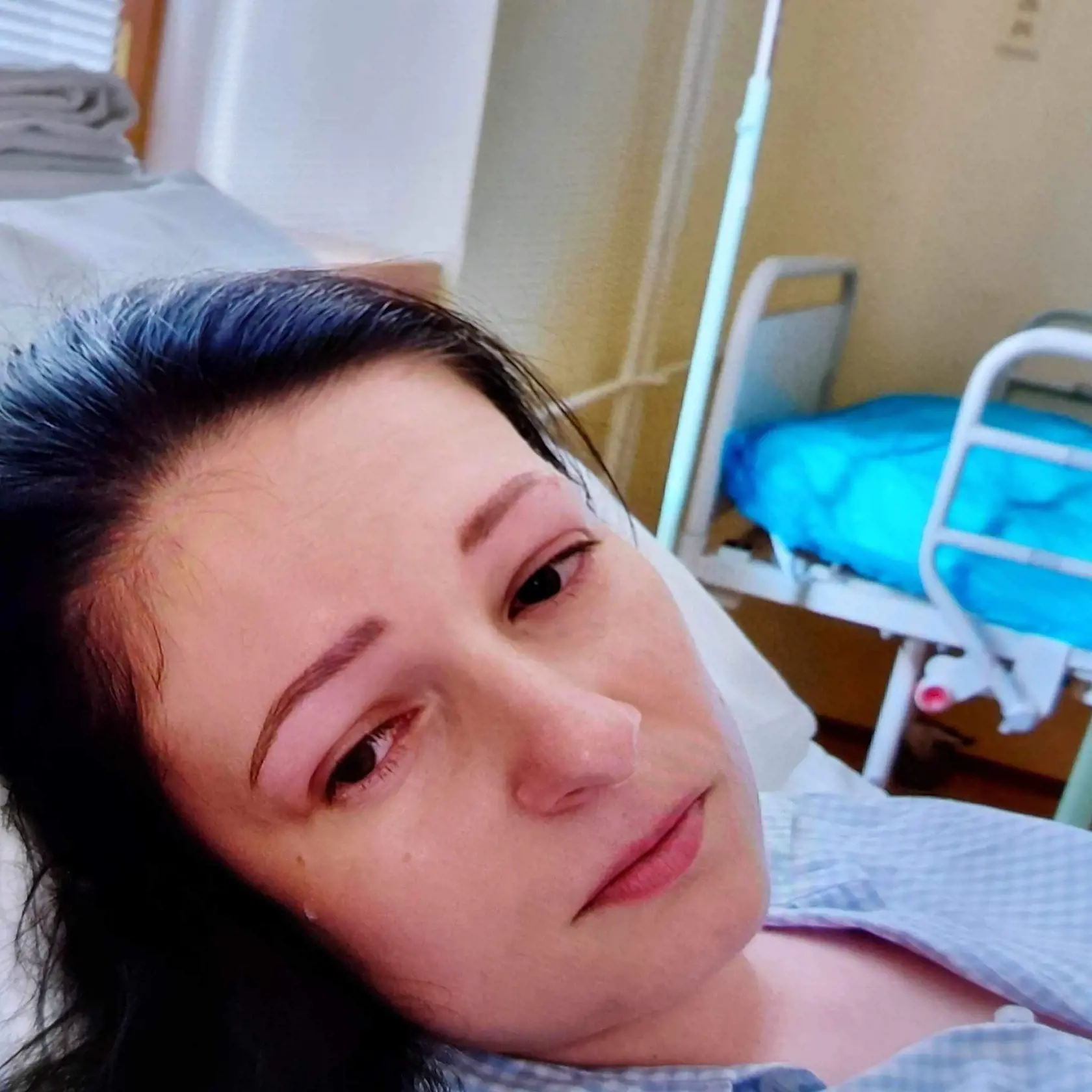 “Boli to obrovské kŕče, krvácanie z konečníka, nevládnosť a neustála únava. Museli ma často hospitalizovať. Napriek tomu som vychodila strednú ekonomickú školu. Popri tom som už bojovala s panickou poruchou a neurogénnou tetániou v ťažkej fáze,” hovorí smutne Janka, ktorá začala už v 18 rokoch popri týchto diagnózach pracovať.