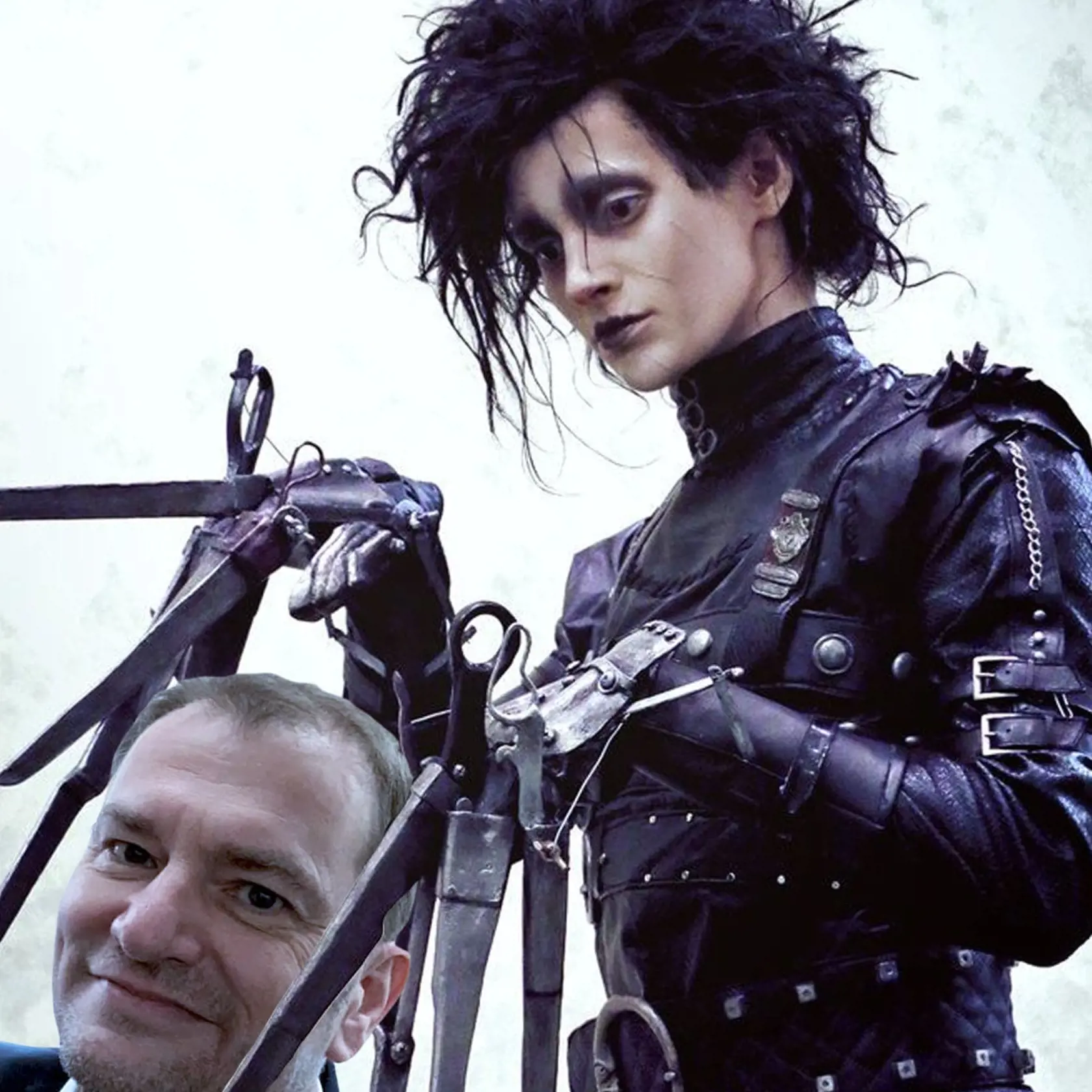 Podľa ďalších srandistov vraj premiéra strihal sám Nožnicovoruký Edward...