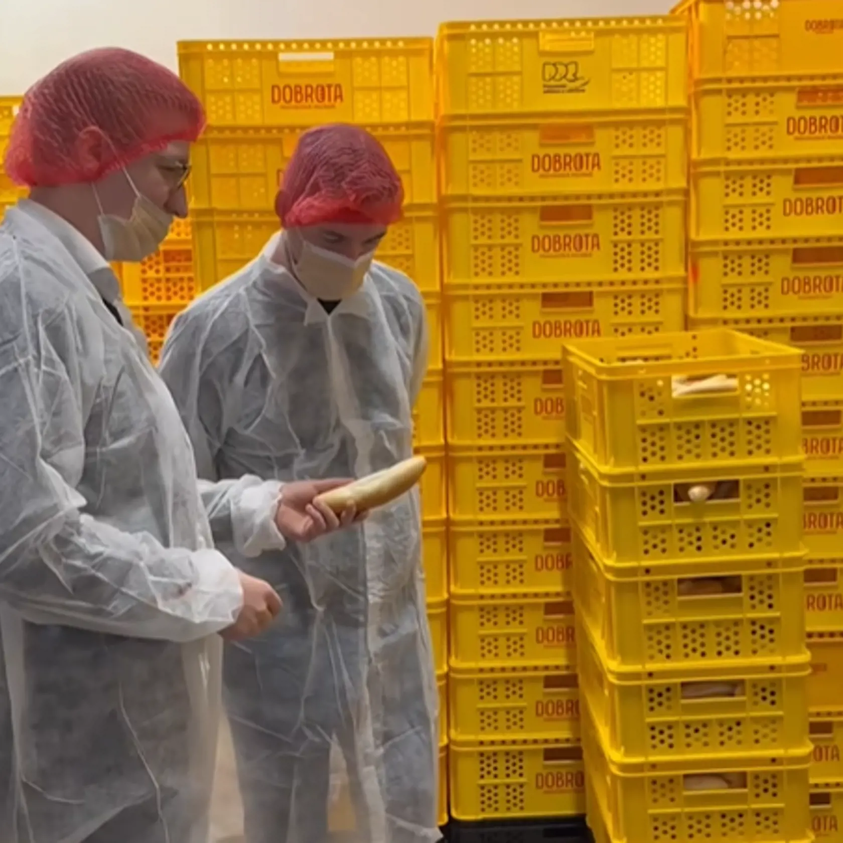 Agrominister Richard Takáč (Smer) na návšteve pekárne. Teplé rožky mu pripomínajú jeho otca.