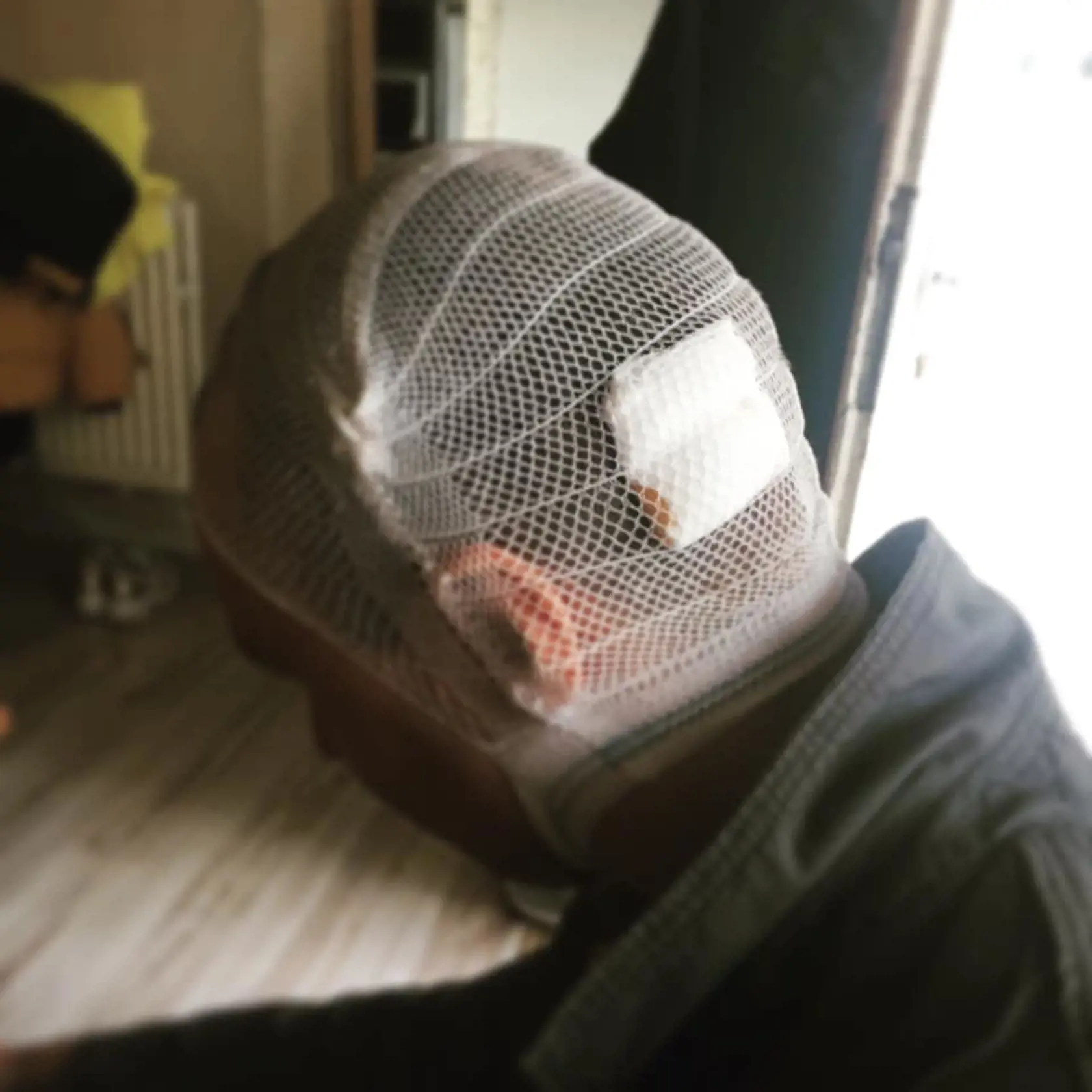 Agresívny muž vtrhol do rodinného domu a pred očami detí bil manželov.
