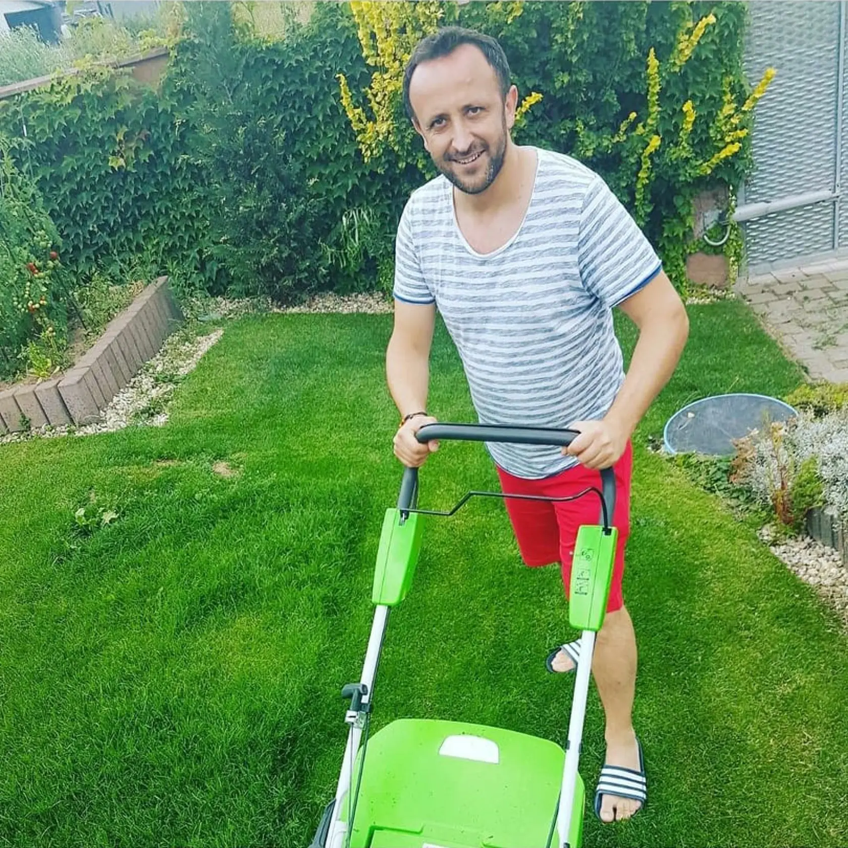 Ondrej Kandráč sa stará o trávnik.
