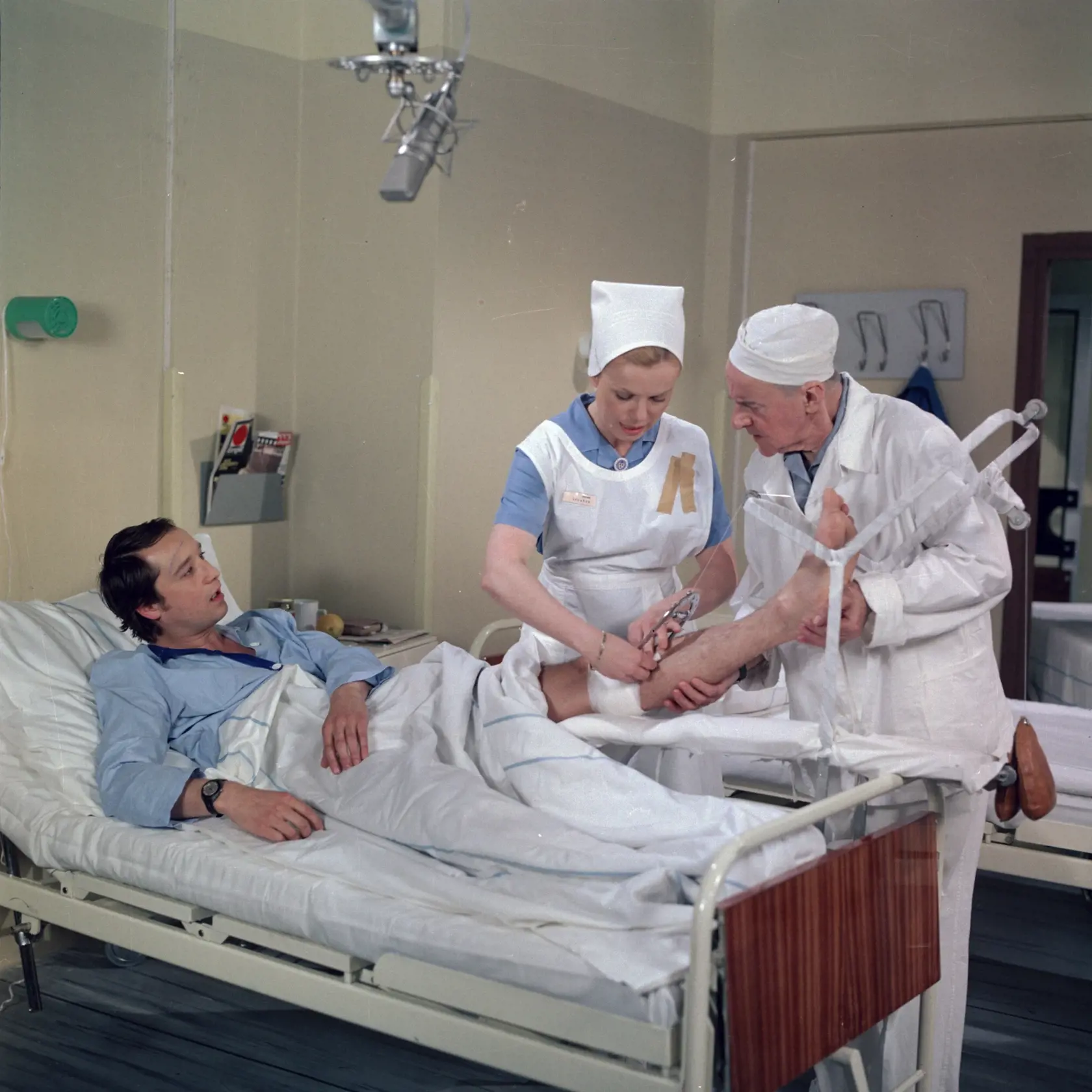 Televizní seriál o životních osudech lékařů, zdravotních sester a zdravotního personálu z jedné okresní nemocnice, 1981, Prais Viktor, ležící pacient, Janžurová Iva ošetřuje