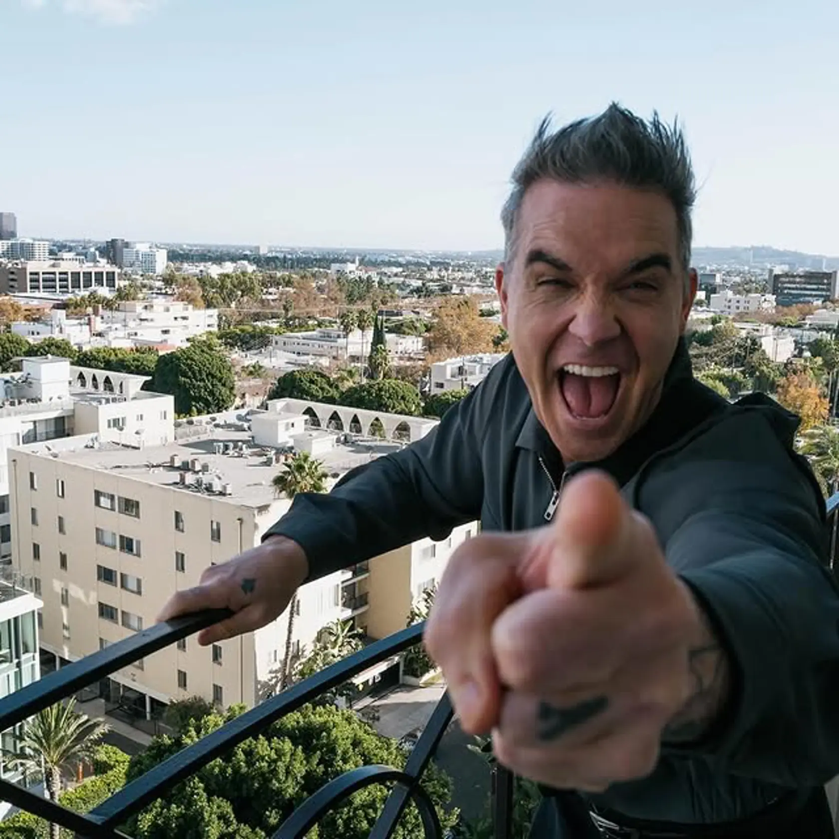 Speváka Robbieho Williamsa poznáme ako usmievavého šoumena.