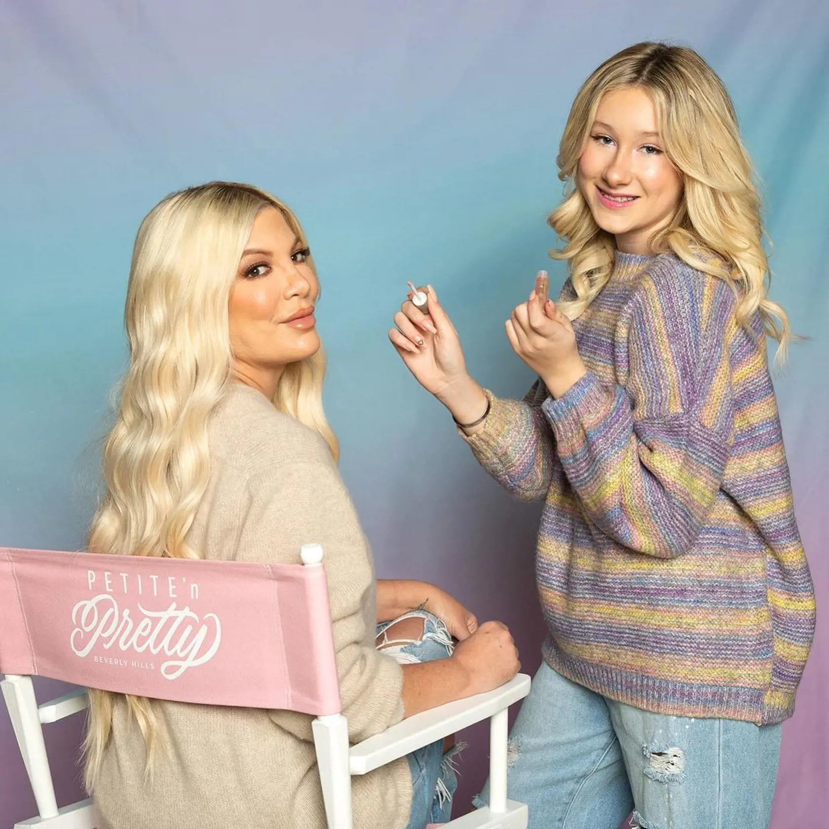Herečka Tori Spelling môže byť právom hrdou maminou. Na sociálnej sieti instagram sa pred pár dňami pochválila spoločnými fotografiami s jej 13-ročnou dcérou Stelou, ktorá rastie do krásy. Tínedžerka, ktorá sa podobá na svoju maminu, sa môže pochváliť krásnymi dlhými blond vlasmi a neskutočne šibalskými modrými očami.
