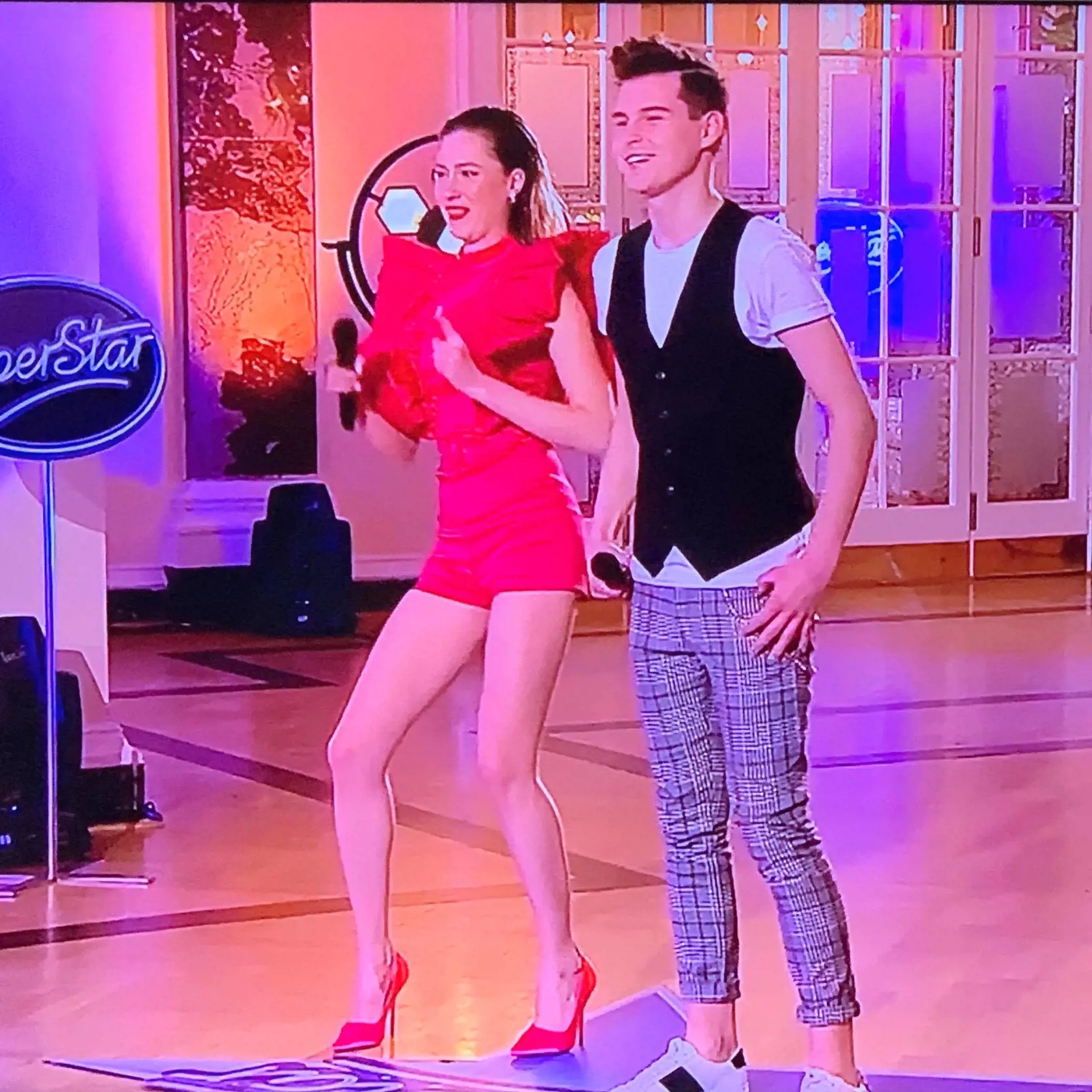 Misska Karin v ultra krátkych šortkách. Rozhodne pastva pre oči.