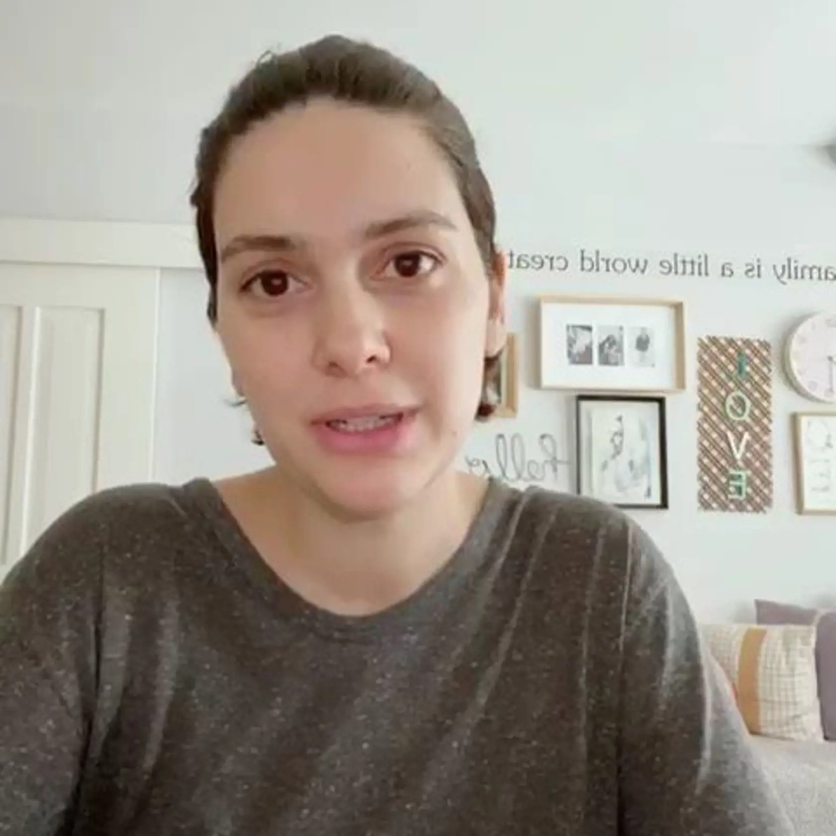 Keďže, herečka vzhľadom na aktuálnu korona krízu trávi všetok svoj čas doma, vykašľala sa na mejkap a fanúšikom na sociálnej sieti instagram ukázala svoju prirodzenú krásu.