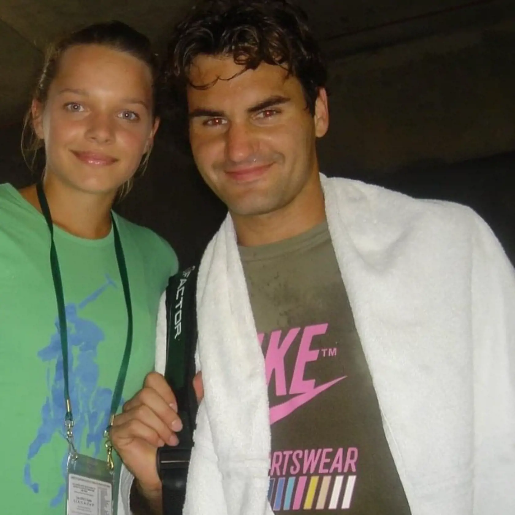 Bývalá tenistka sa v minulosti ukazovala aj po boku jedného z najlepších tenistov sveta Rogera Federera. Švajčiar dokázal uspieť v 20tich rôznych významných turnajoch. Tenisová legenda však pred 2 rokmi ukončila svoju tenisovú kariéru. Uvidíme ho podobne ako Romanu Tabak v politike?