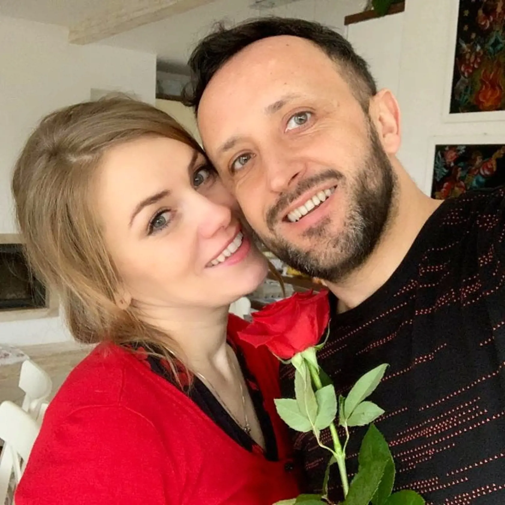 Manželia Kandráčovi sú do seba aj po rokoch zamilovaní. Ondrej prejavuje Erike svoju lásku k nej každú chvíľu.