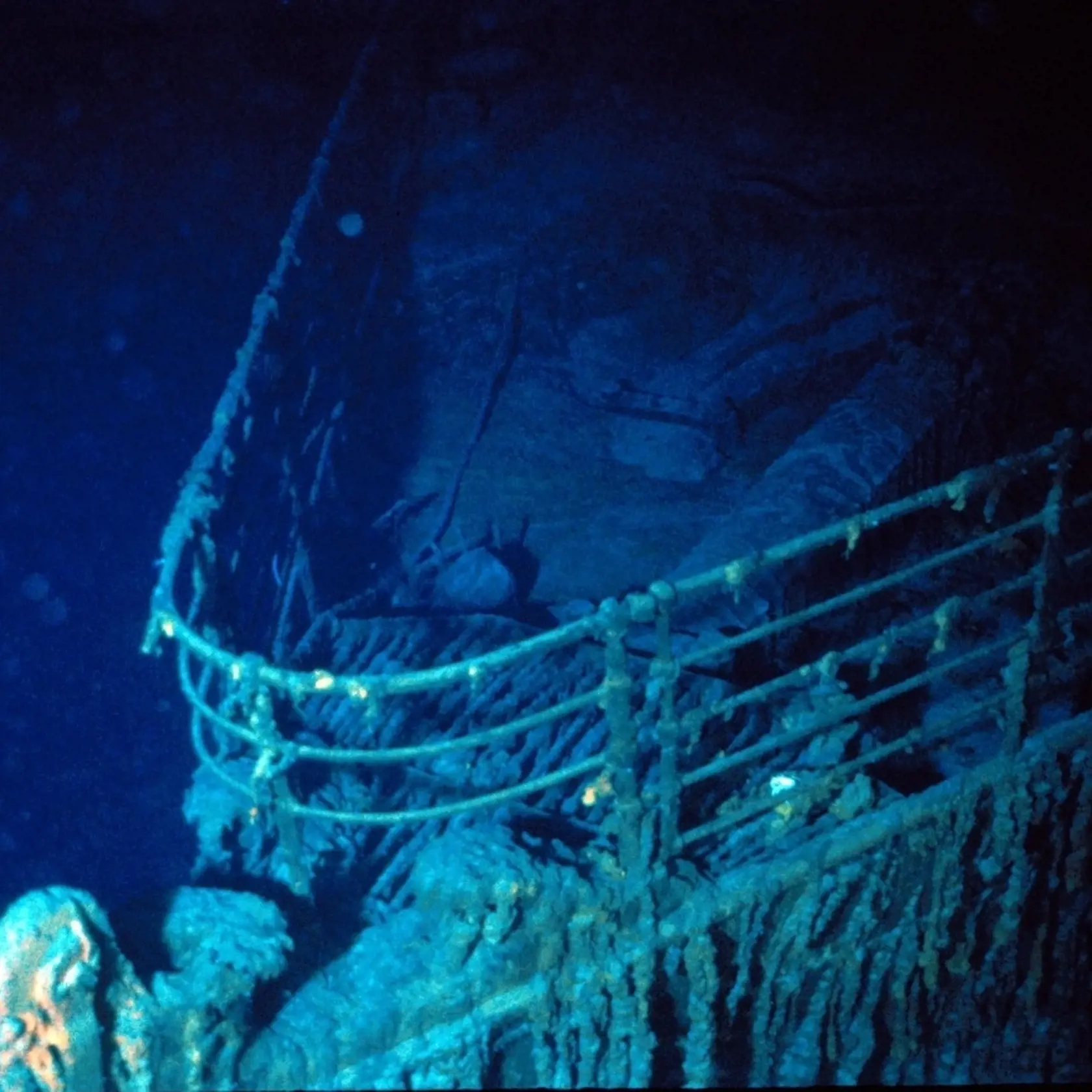 Havária dnes už ikonického parníka Titanic, ktorá nastala v roku 1912, ľudí udivuje dodnes. Najnovšie bol v jeho troskách nájdený zlatý náhrdelník so zubom z prehistorického žraloka. Experti aktuálne pracujú na tom, aby vypátrali jeho majiteľa.