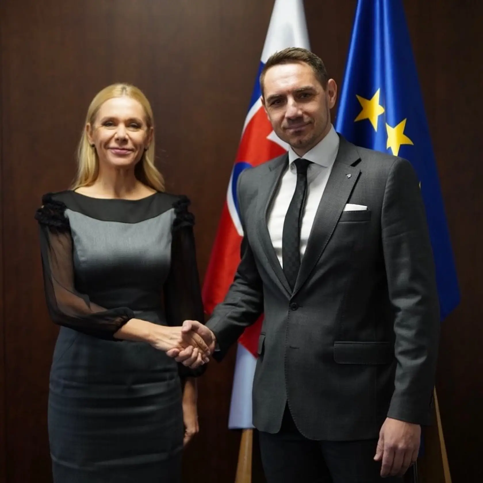 György Gyimesi na spoločnej fotografii s ministerkou hospodárstva Denisou Sakovou (Hlas) z 5. februára 2025.