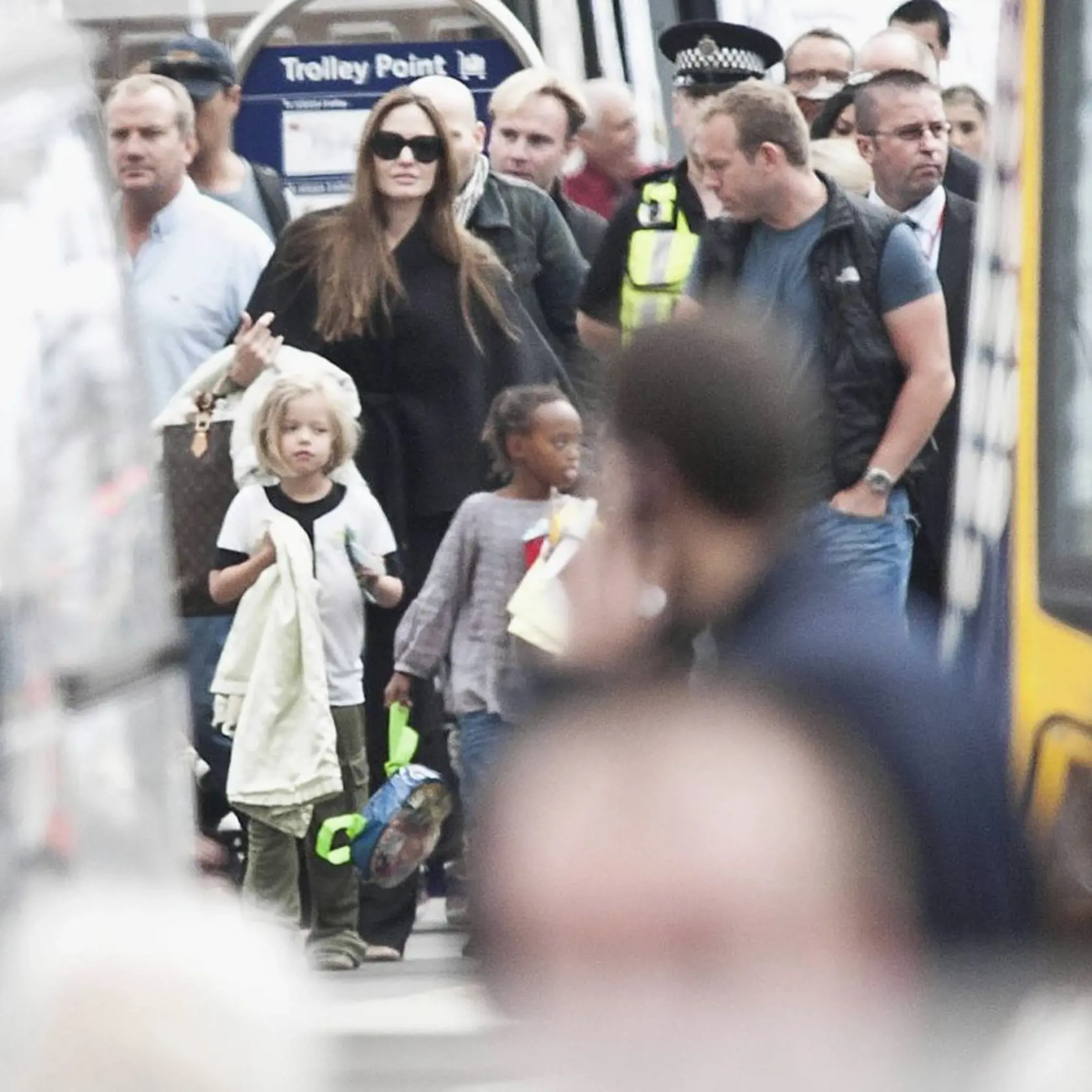 Angelina si na stanici vzala na starosť Shiloh a Zaharu. Obklopené boli asistentkami a bodygardmi.