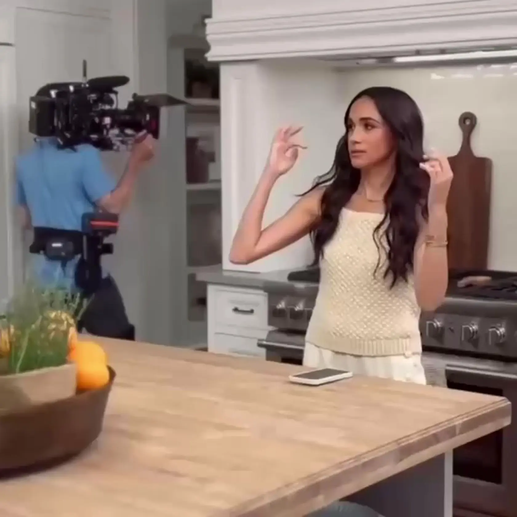 Meghan Markle má svoju kulinársku šou na Netflixe. Za ňou sporák Thermador s ôsmimi platňami za 18-tisíc eur a drevené lopáriky z orecha, jeden za 73 eur.