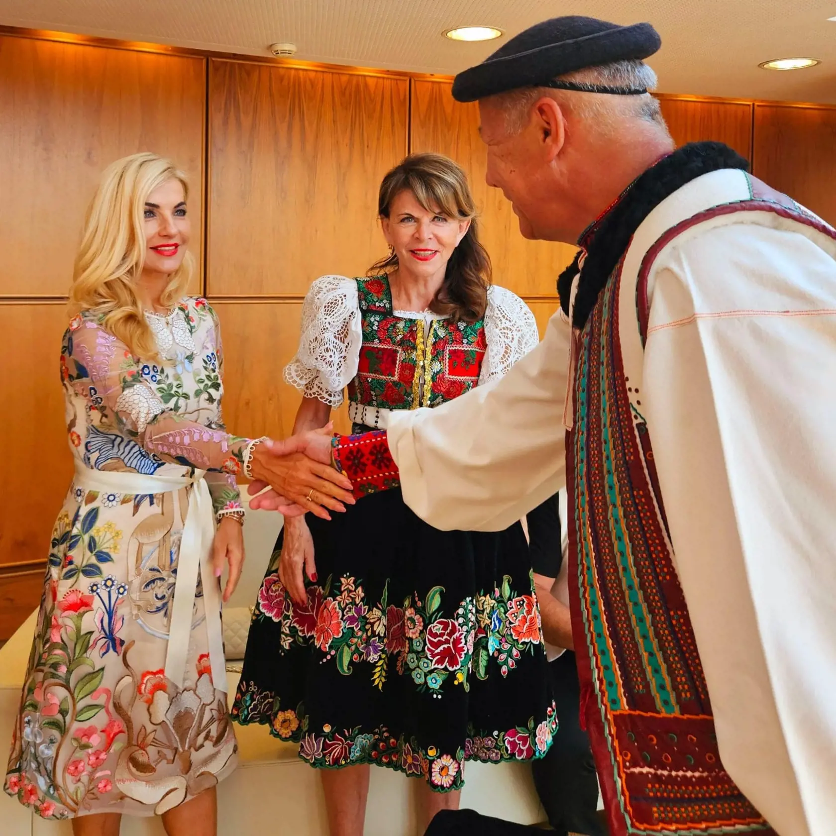 Ministerka si podáva ruku s primátorom Banskej Bystrice Jánom Noskom.