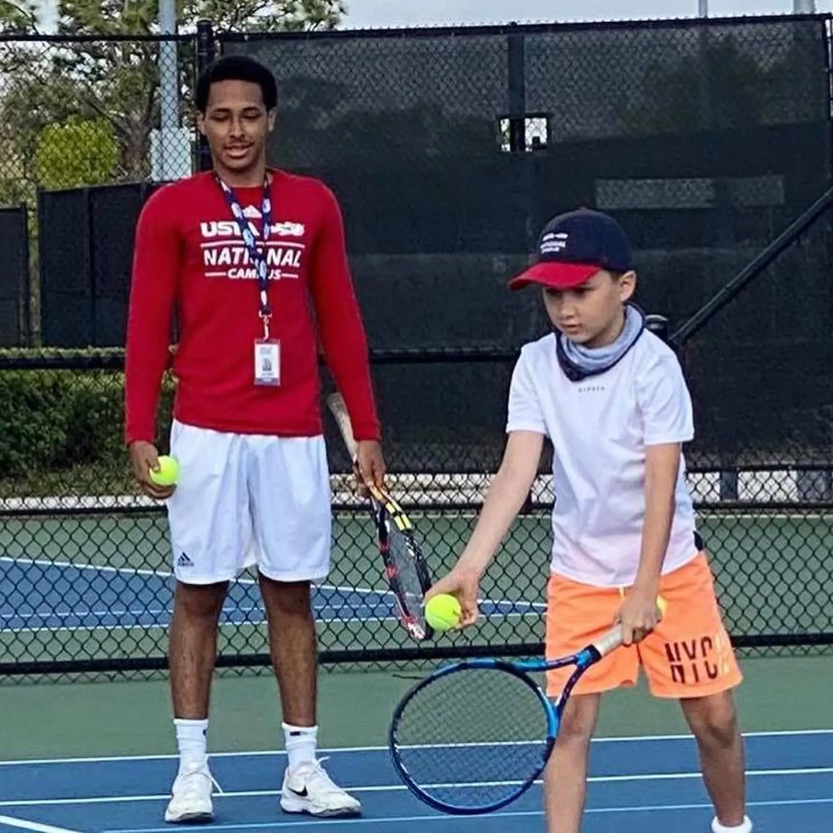 Syn Nathan trénuje tenis.