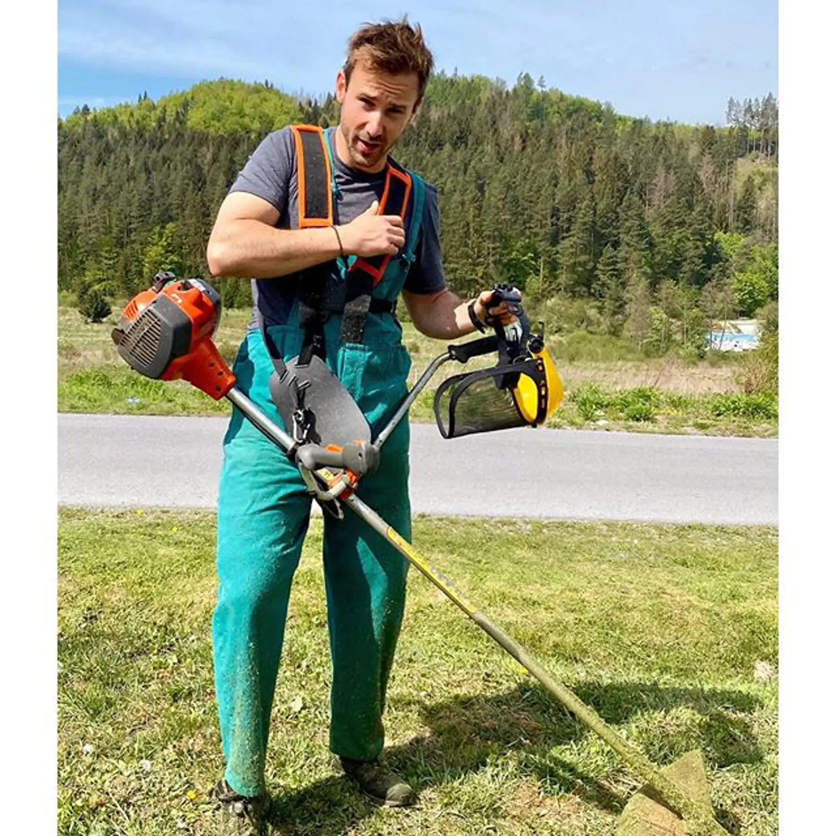 Marek Fašiang sa odfotil pri manuálnej činnosti. Prezradil, že ho trápi alergia.