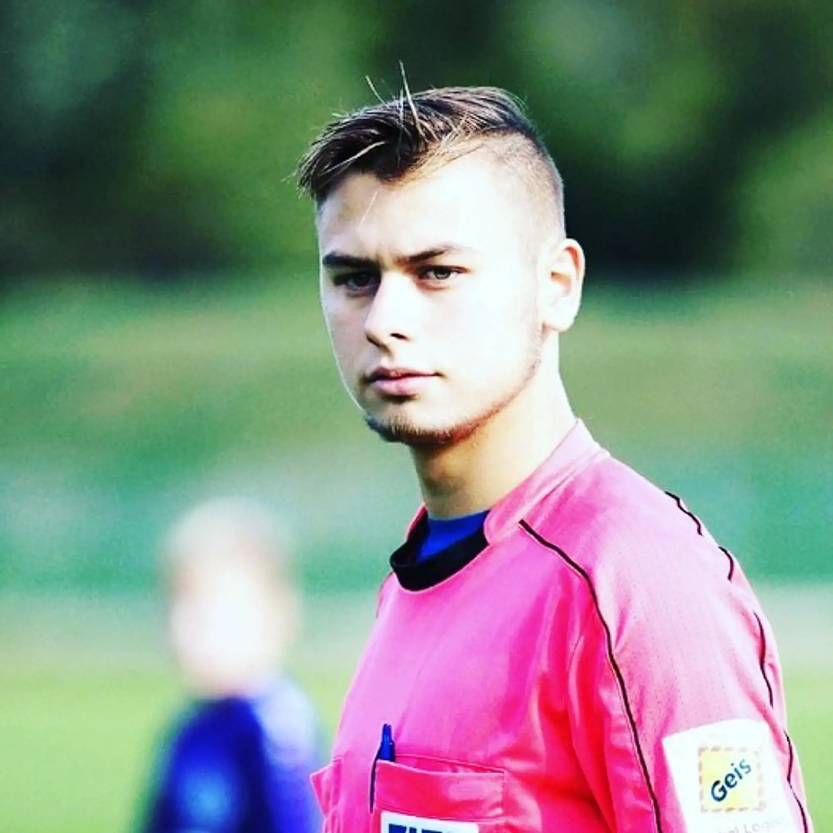 Lacko sa venuje rozhodcovstvu vo futbale, ale tiež malým deťom na škole.
