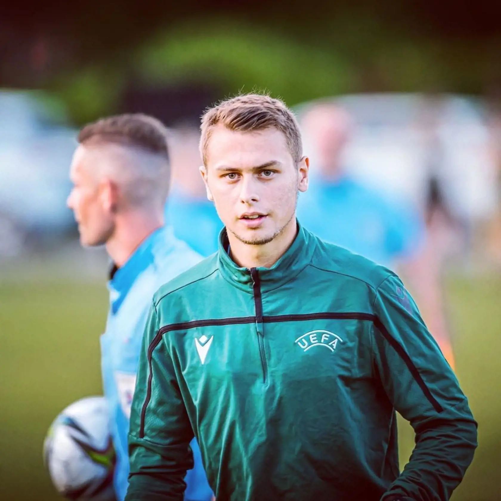 Je z neho mladý muž, ktorý to má namierené na kariéru rozhodcu v zahraničí. Podarí sa mu to?