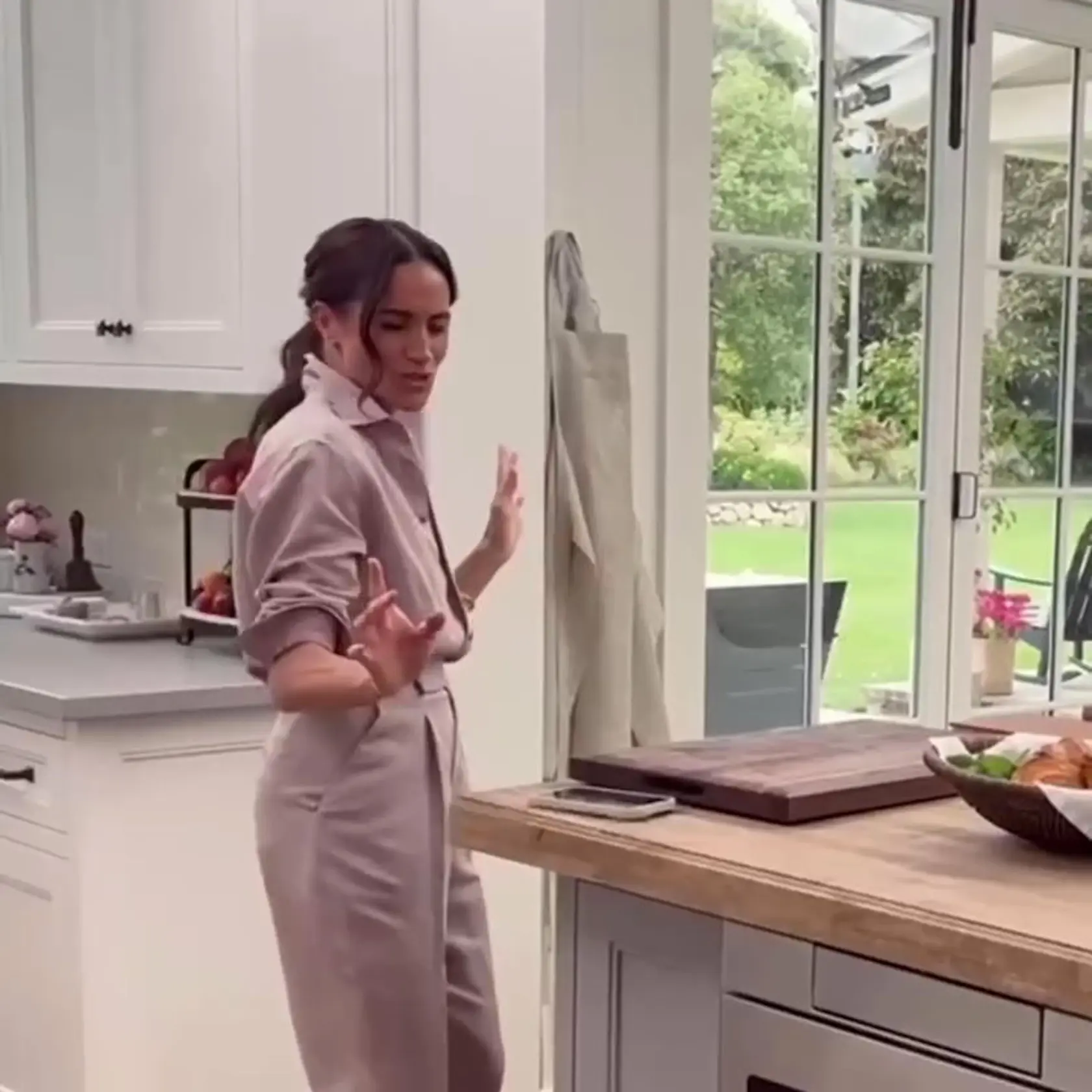 Meghan Markle má svoju kulinársku šou na Netflixe. Kuchyňa je krémovej farbe v štýle Shaker.